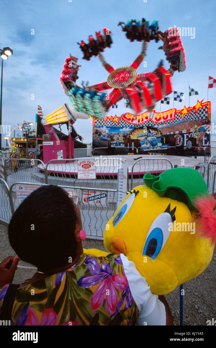 Ohio Franklin County, Columbus, Ohio State Fair, Karneval in der Mitte des Weges, Besucher mit Preisgeld Spin Out Thrill Ride, OH151 Stockfoto