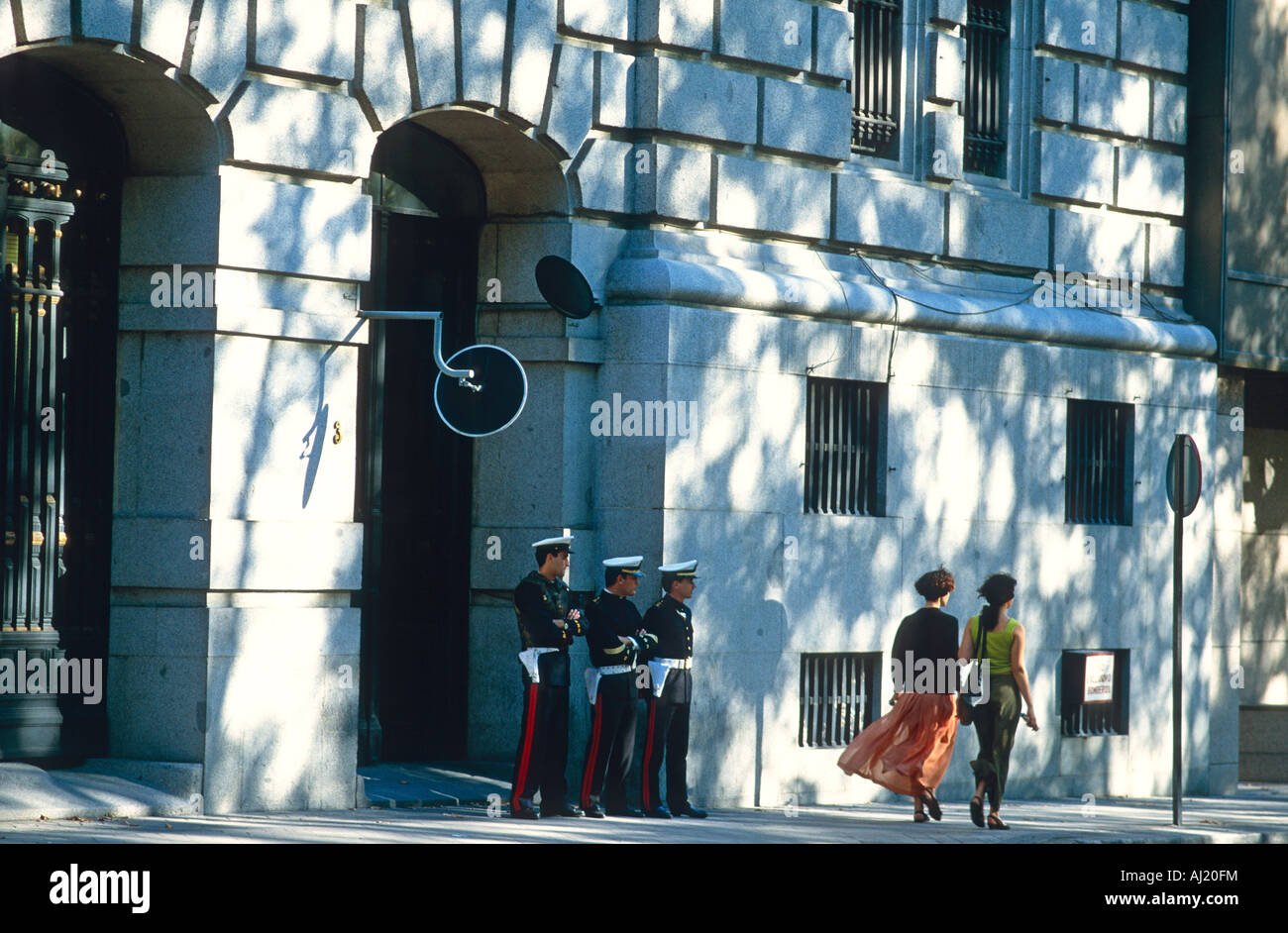Madrid Sicherheit Polizei Auge zwei Mädchen Stockfoto