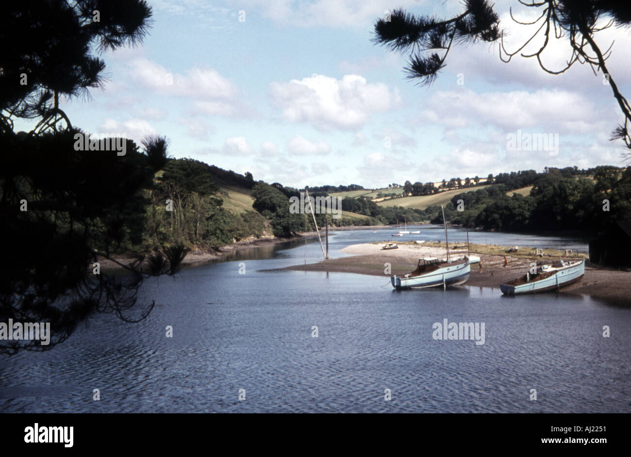 Farbbild aus einem See umgeben von Hügeln im Mittelteil ist ein Baumaschinenanzeige Land mit einigen Booten drauf Stockfoto