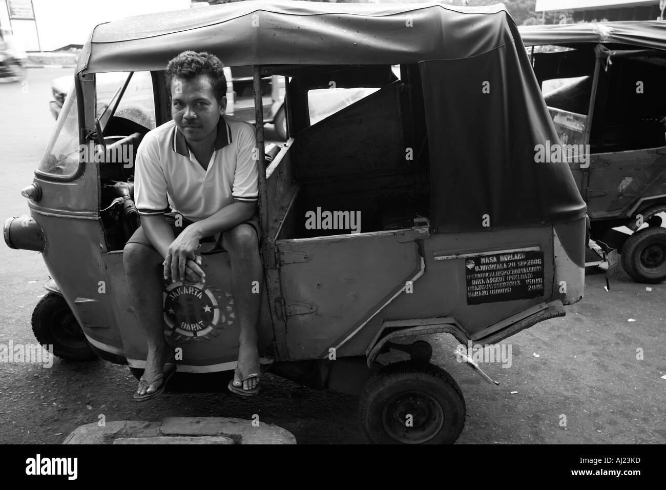 Indonesien Jakarta Porträt des Motorrad-Taxifahrer vor Kota-Bahnhof in der Innenstadt von Stockfoto