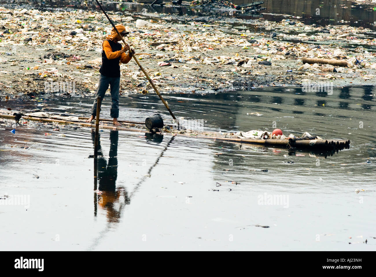 Junger Mann Kommissionierung durch Ciliwung Fluß der Müll für die Brocken von Wert Jakarta Indonesien Stockfoto