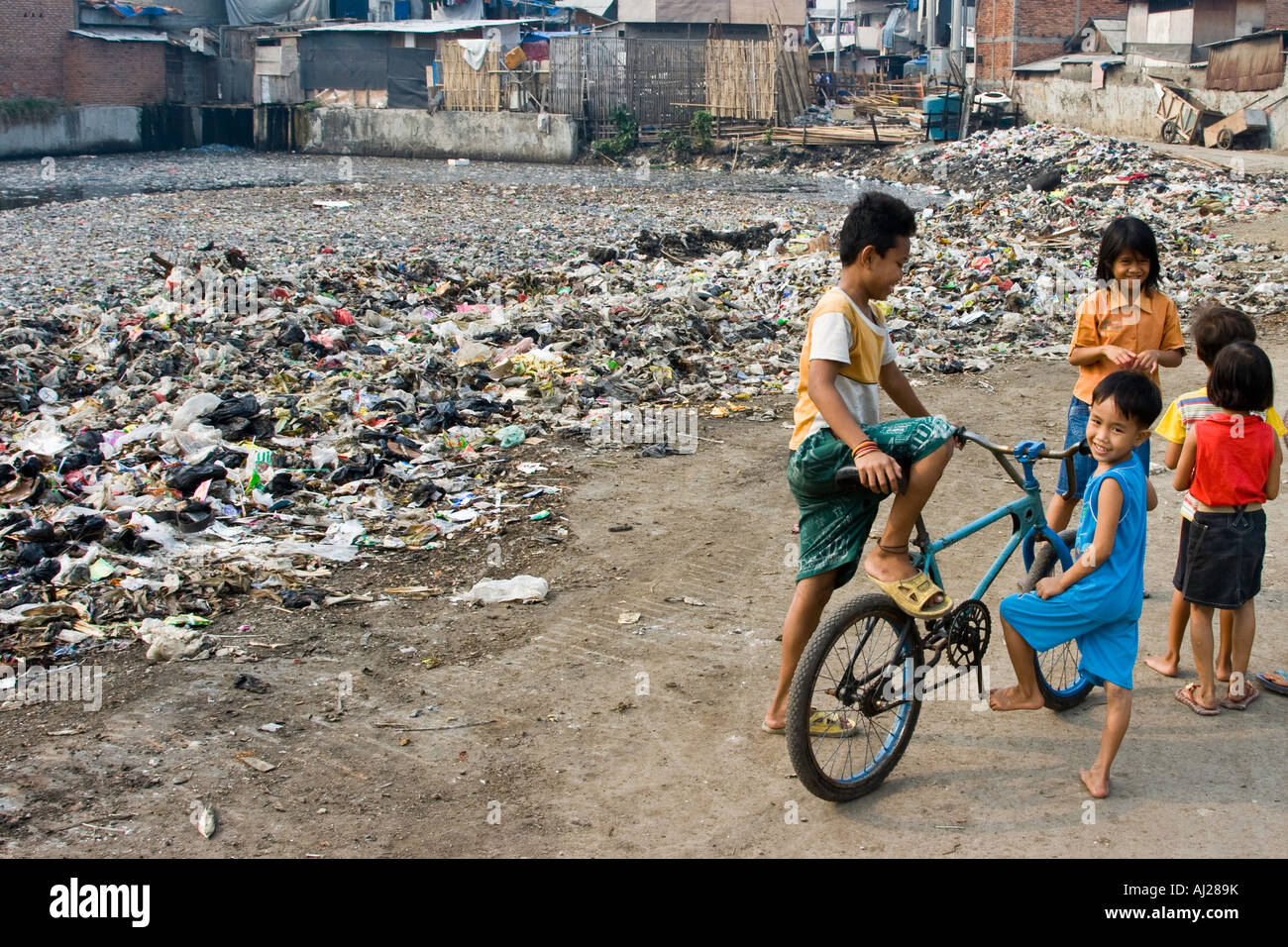 Kinder Leben in armen Slums grenzt ein Trash Heap Jakarta-Indonesien Stockfoto