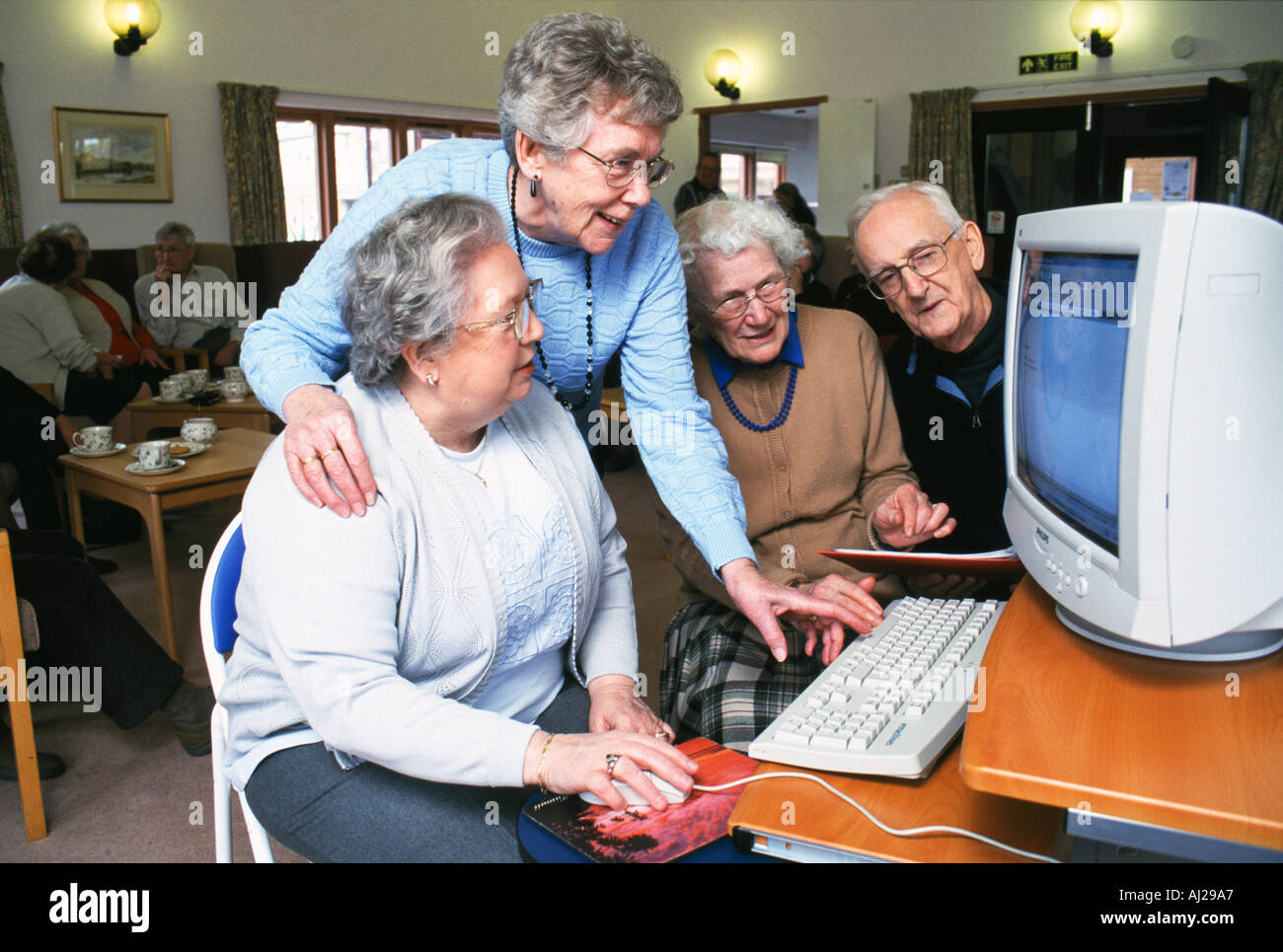 Gruppe älterer Menschen mit Hilfe eines Computers. Stockfoto
