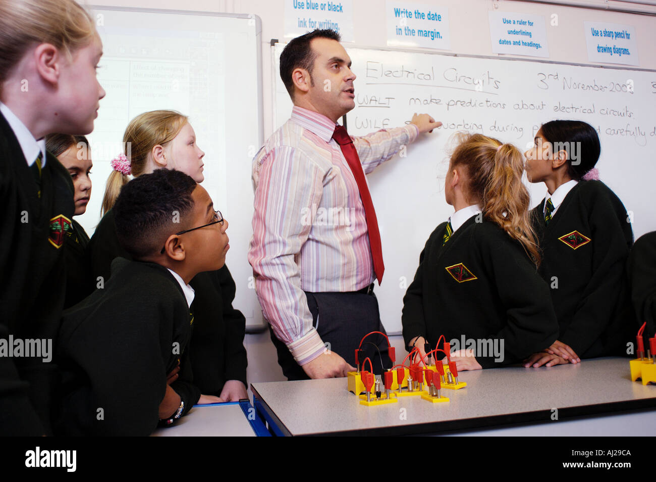 Gymnasiallehrer Andy Marshall mit Jahr 7 Kinder in Greenwood Dale Schule, Nottingham, Vereinigtes Königreich. Stockfoto