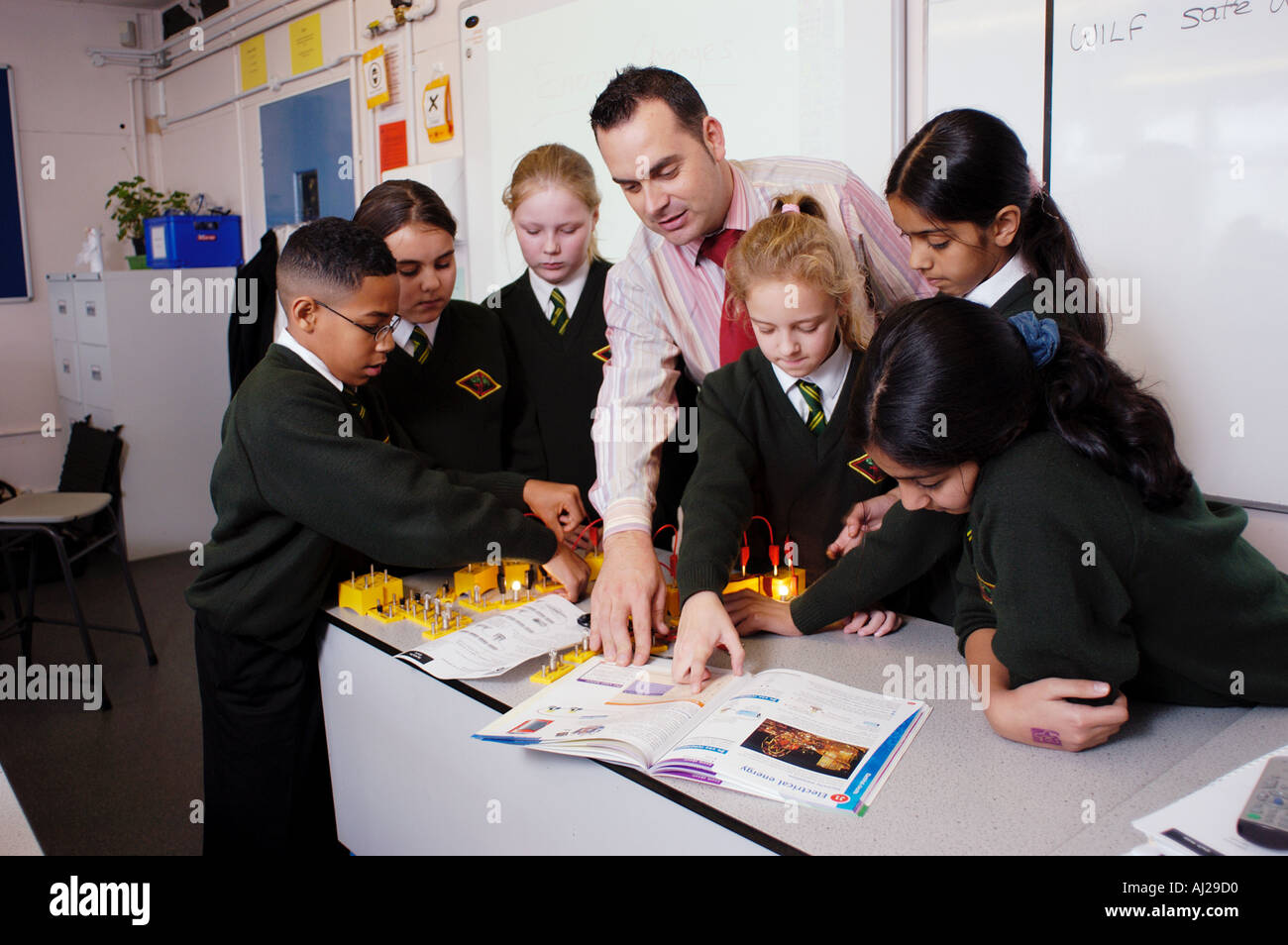Gymnasiallehrer Andy Marshall mit Jahr 7 Kinder in Greenwood Dale Schule, Nottingham, Vereinigtes Königreich. Stockfoto