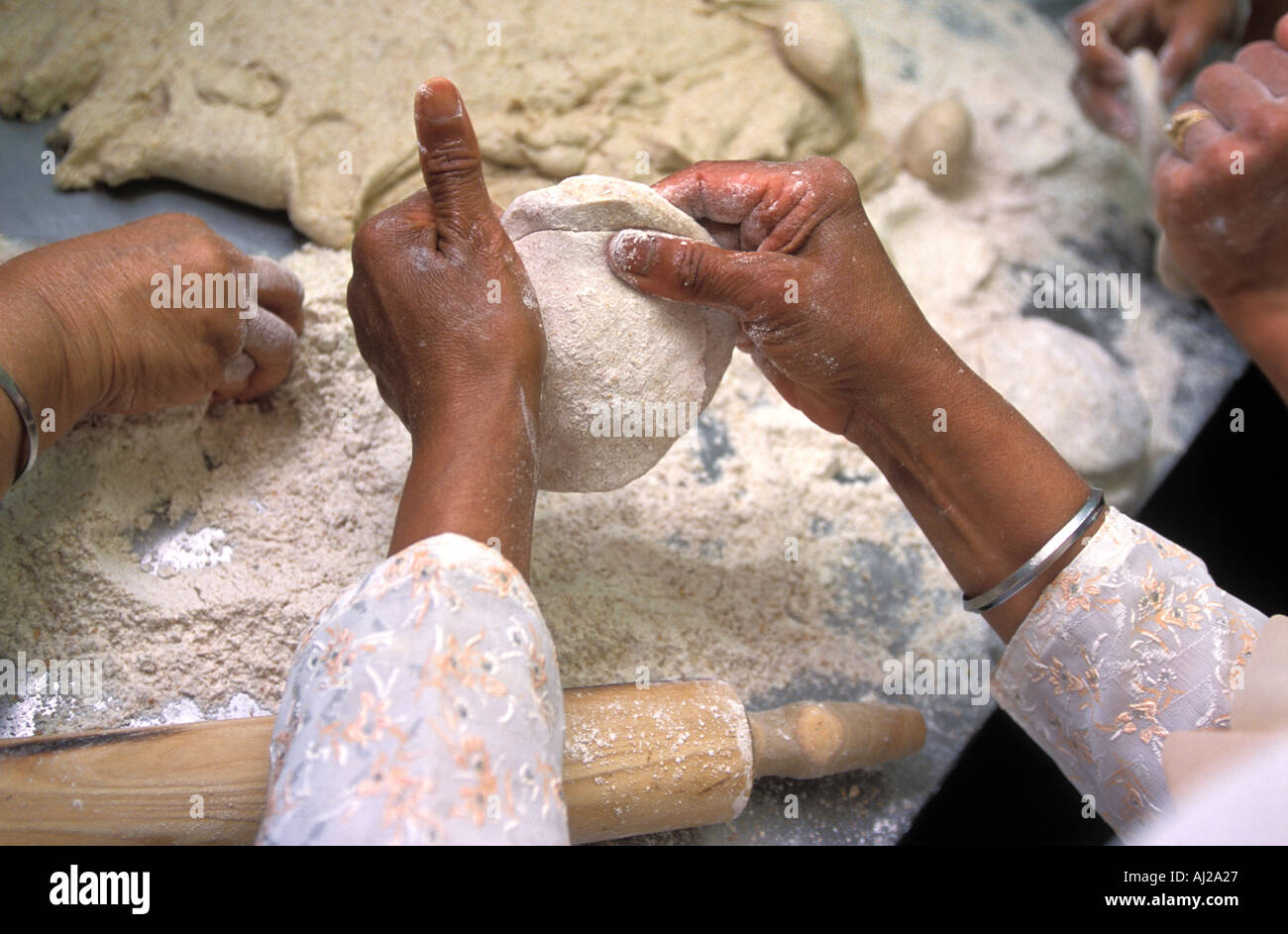 Frauen Freiwillige aus der Sikh-Tempel oder Gurdwara vorbereiten Chapattis der Kongregation nach Gebet, London, England. Stockfoto