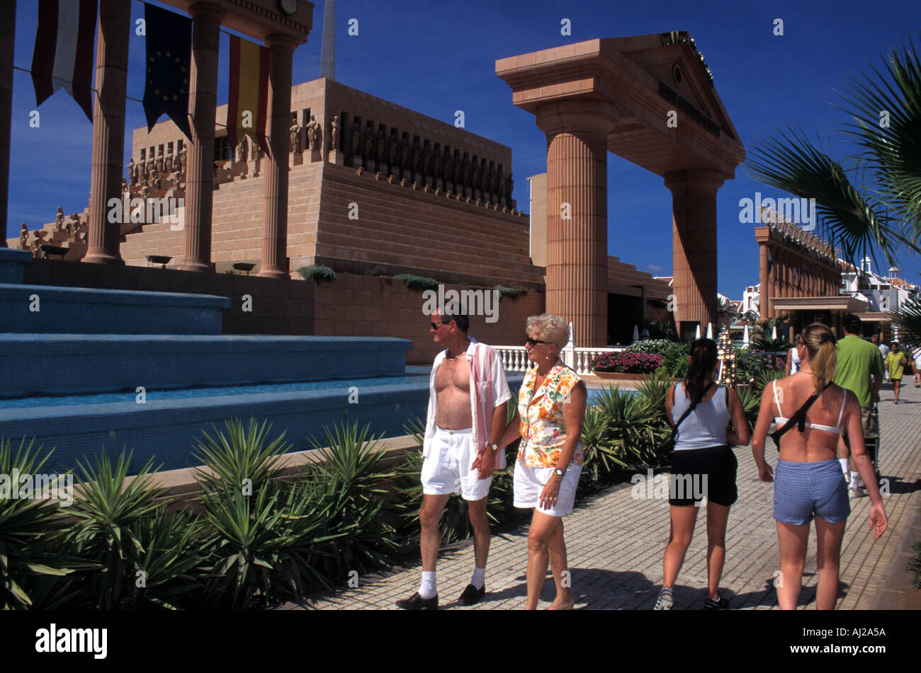 Britische Urlauber vor Hotel mit römischen Stil Säulen am Playa de Las Americas auf Teneriffa Stockfoto