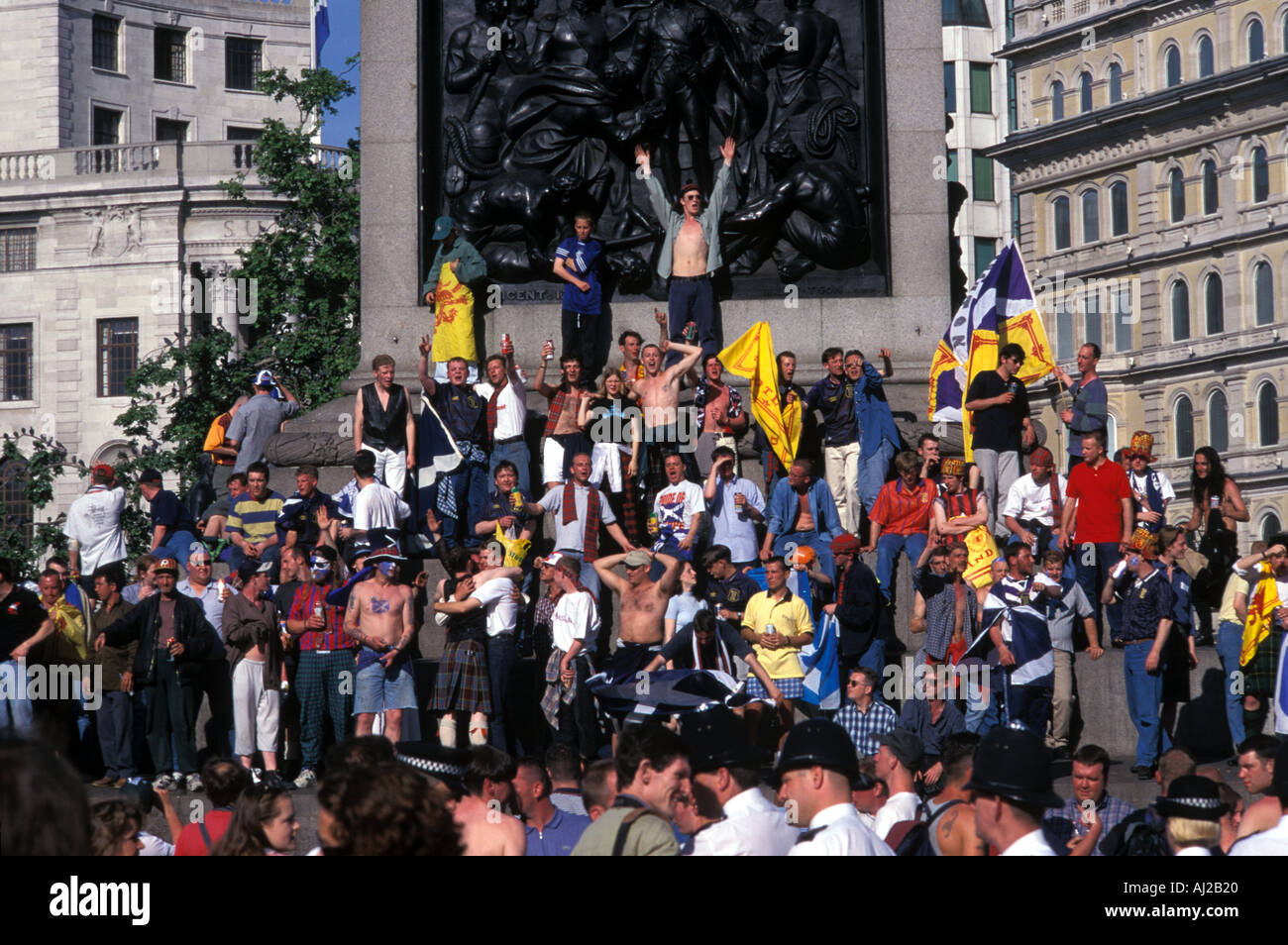 Schottische Fußball-Fans feiern Sieg in Trafalgar Square London England Großbritannien UK Stockfoto