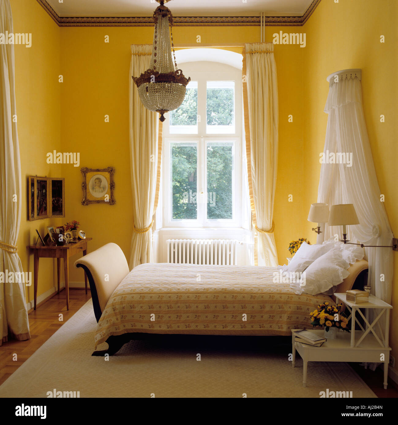 Gelbes Schlafzimmer mit Doppelbett und eingelassenen Fenster in  historischen deutschen Herrenhaus Stockfotografie - Alamy