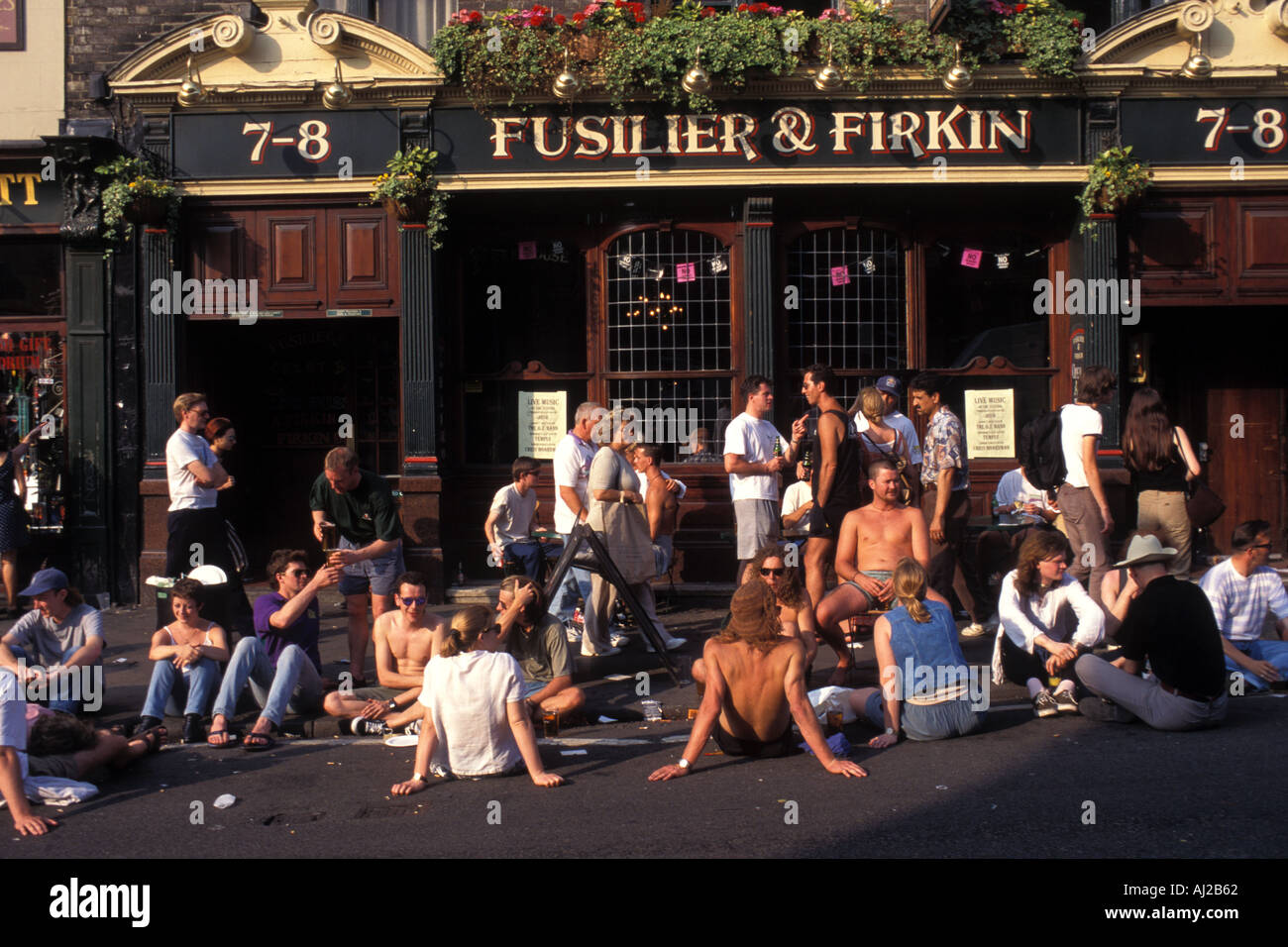 Menschen trinken vor Pub in Camden Town London England UK Stockfoto