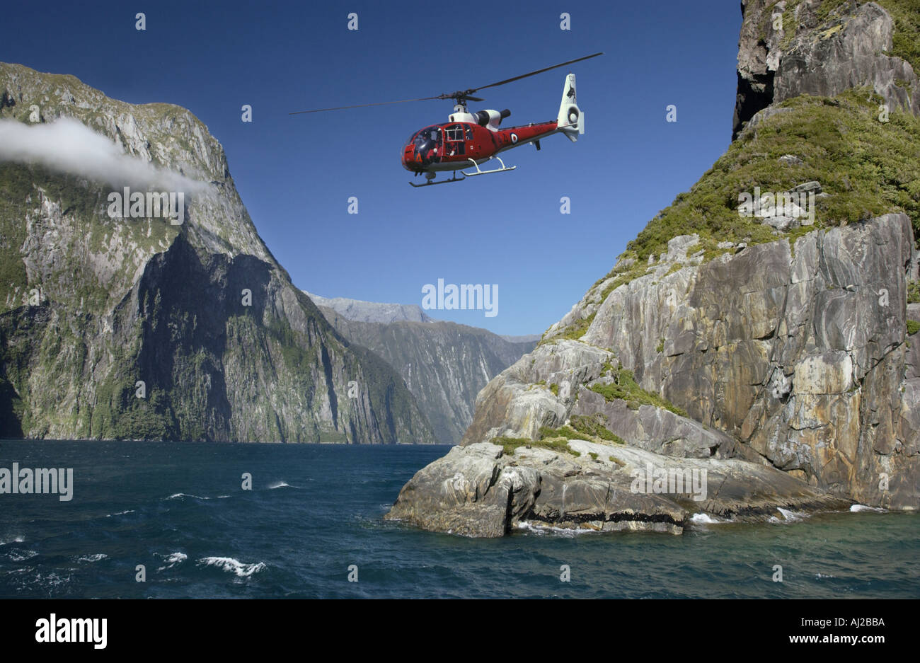 Hubschrauber fliegen über Milford Sound auf der Nordinsel Neuseelands Stockfoto