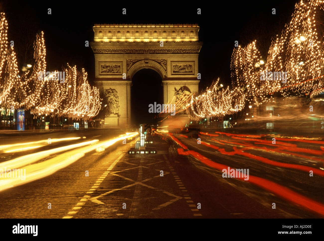 Paris Avenue Champs Elysees auto Licht Trails & Flutlicht Arch de Triumph mit Winter Zweige eingerichtet mit Beleuchtung für Weihnachten in Frankreich Stockfoto