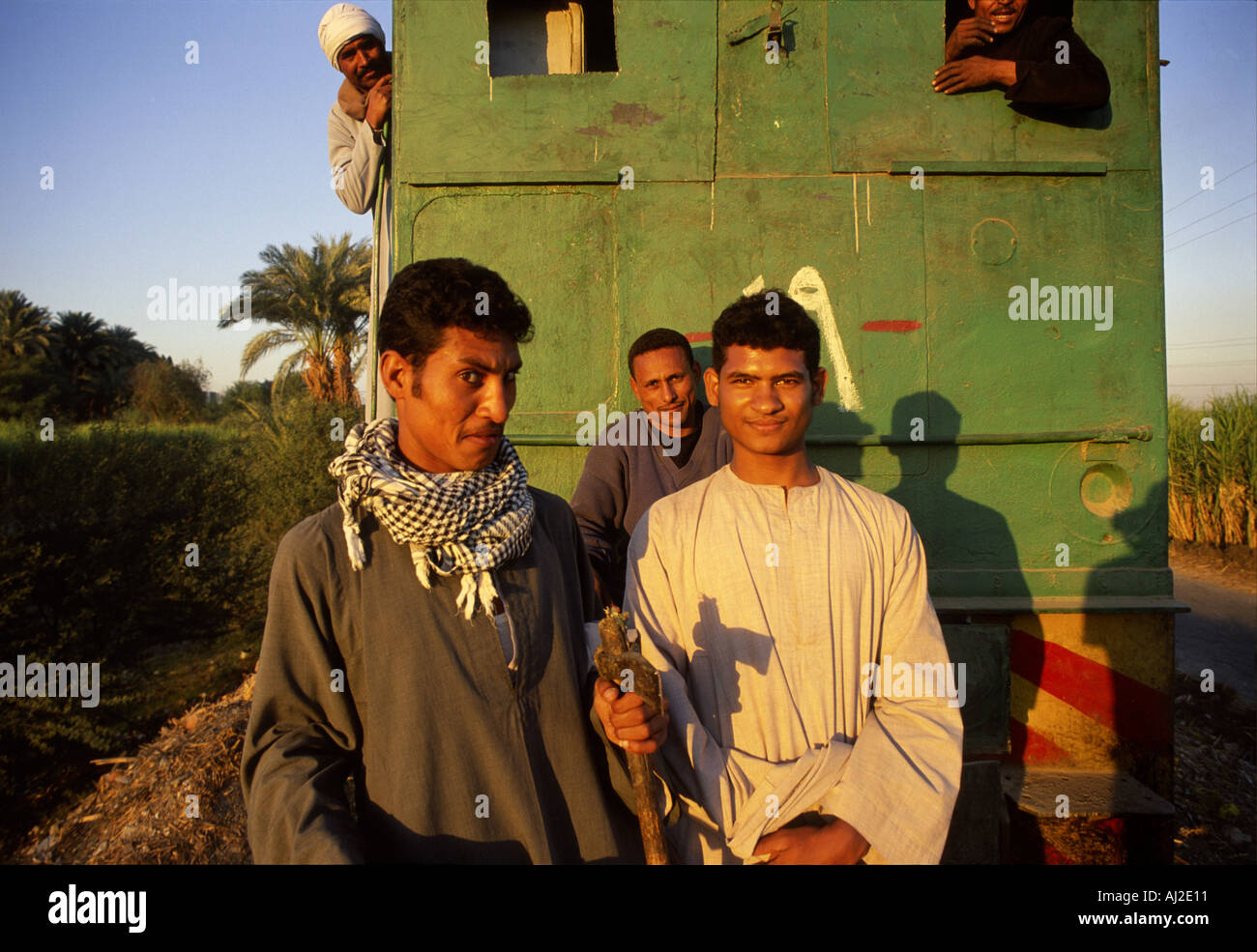 Männer auf eine Zucker-Ernte Zug 15k südlich New Qurna Ägypten Nil Senke. Stockfoto