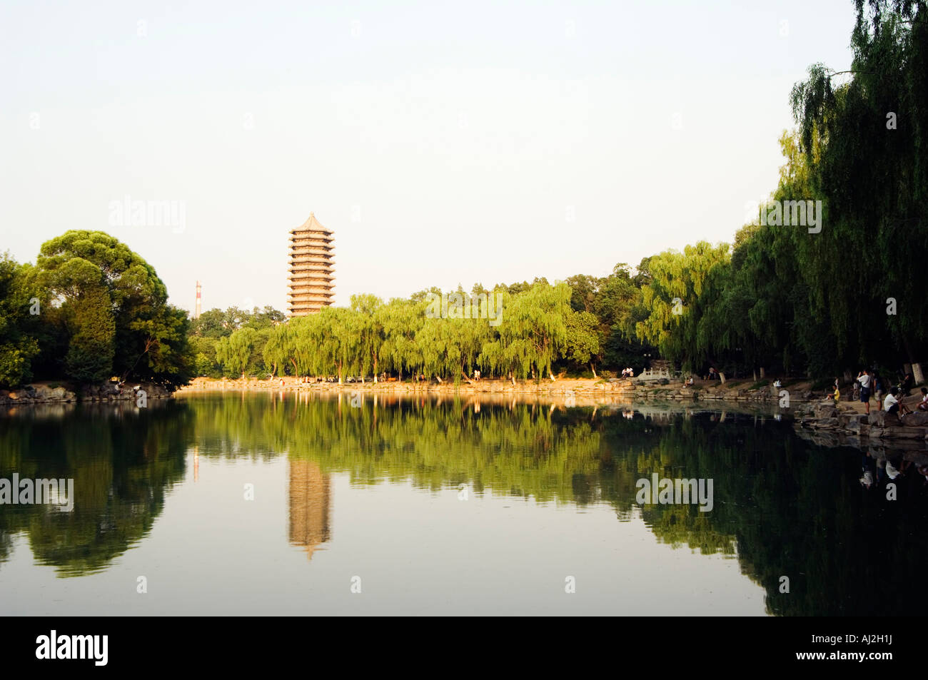 Boya Turm Pagode auf dem Gelände der Universität Peking, Beijing, China Stockfoto