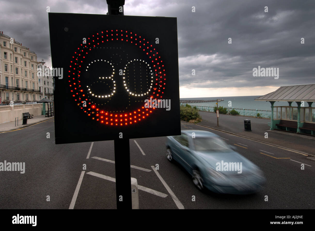 Motor zu beschleunigen, die Autos auf Brighton Seafront der 30 km/h Meilen pro Stunde Höchstgeschwindigkeit durch ein Leuchtschild gewarnt werden Stockfoto