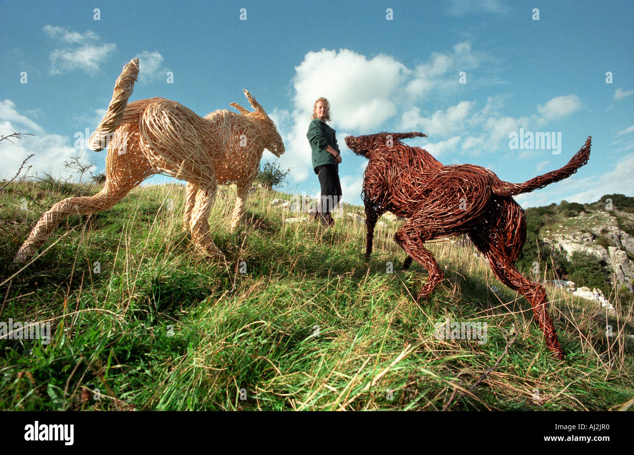 Bildhauer Serena De La Hey und ihren Hunden Korbwaren in Cheddar Gorge in Somerset. Stockfoto
