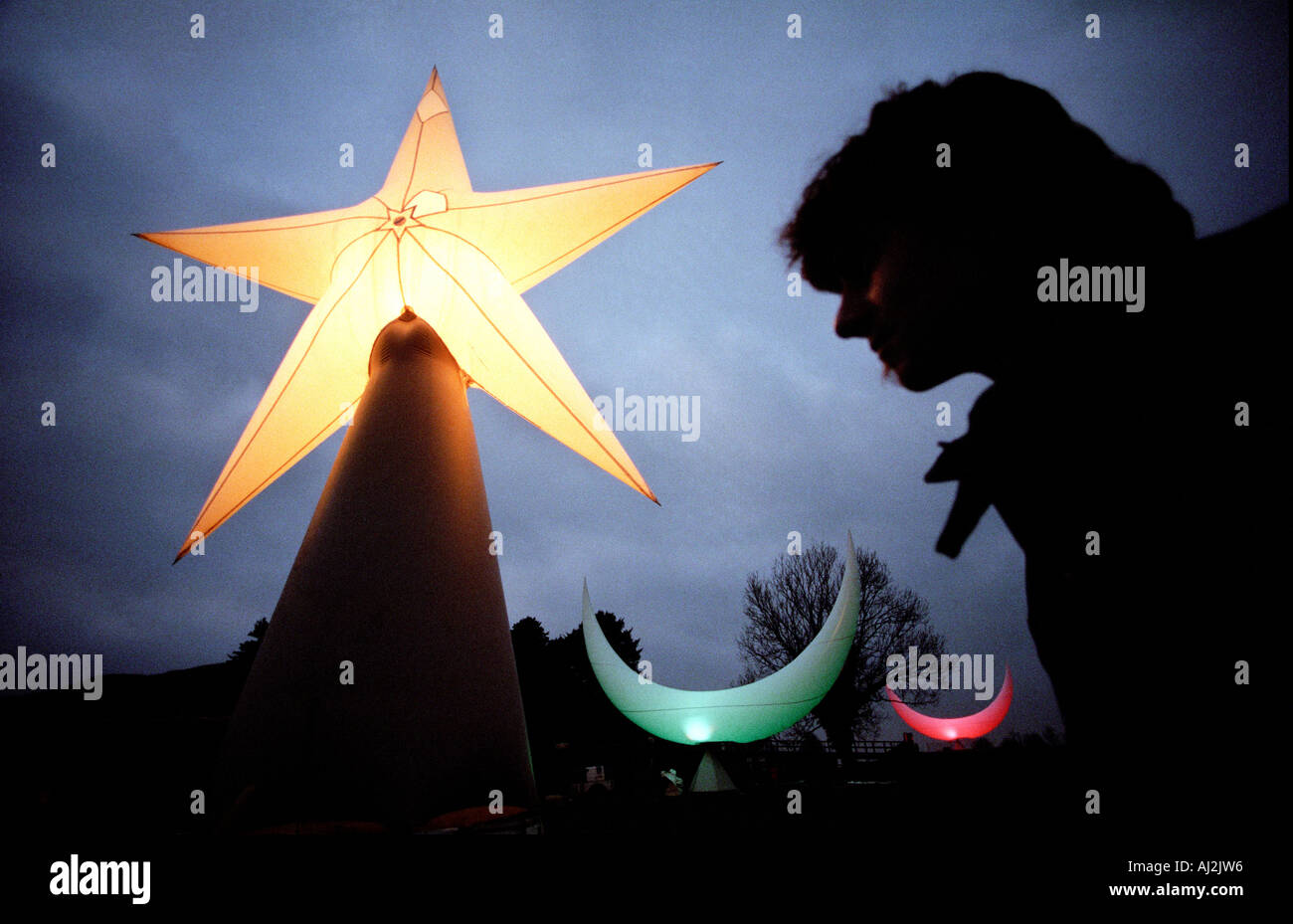 Ein junger Künstler mit sanft leuchtenden Monden und Sternen geschaffen, um die Wintersonnenwende in alten Old Sarum grüßen Stockfoto