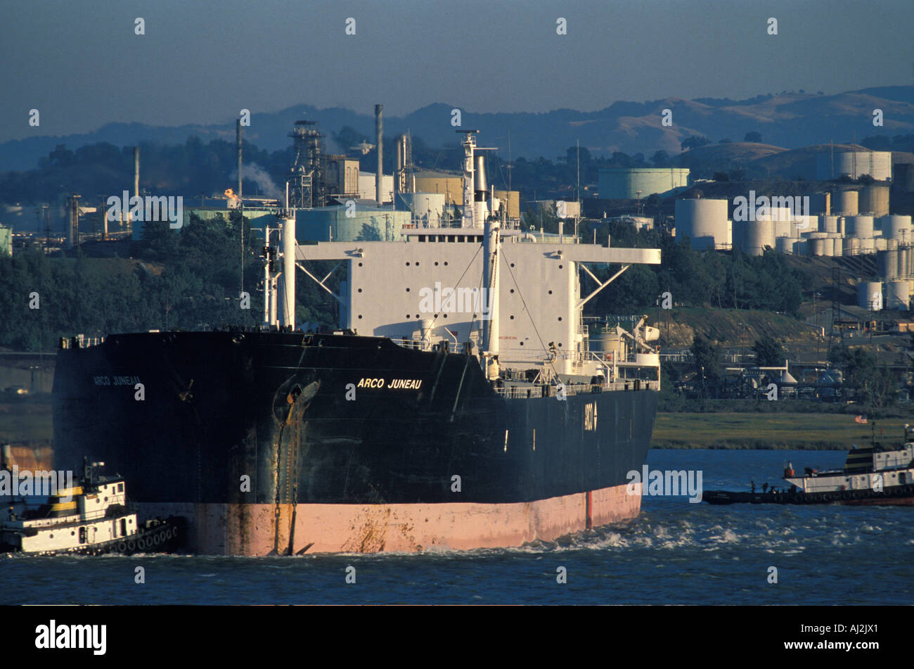 USA-Kalifornien-Schlepper manövrieren Öltanker Arco Juneau aus Arco Martinez für hin-und Rückfahrt nach Alaska Stockfoto
