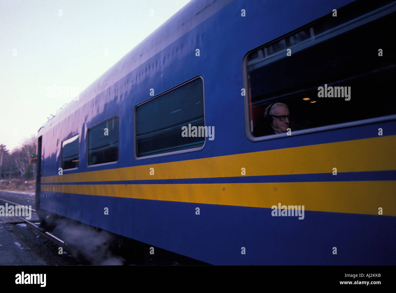 Kanada-Ontario-Passagier liest Fenster von VIA Rail Zug am Bahnhof in Ost-Ontario Stockfoto