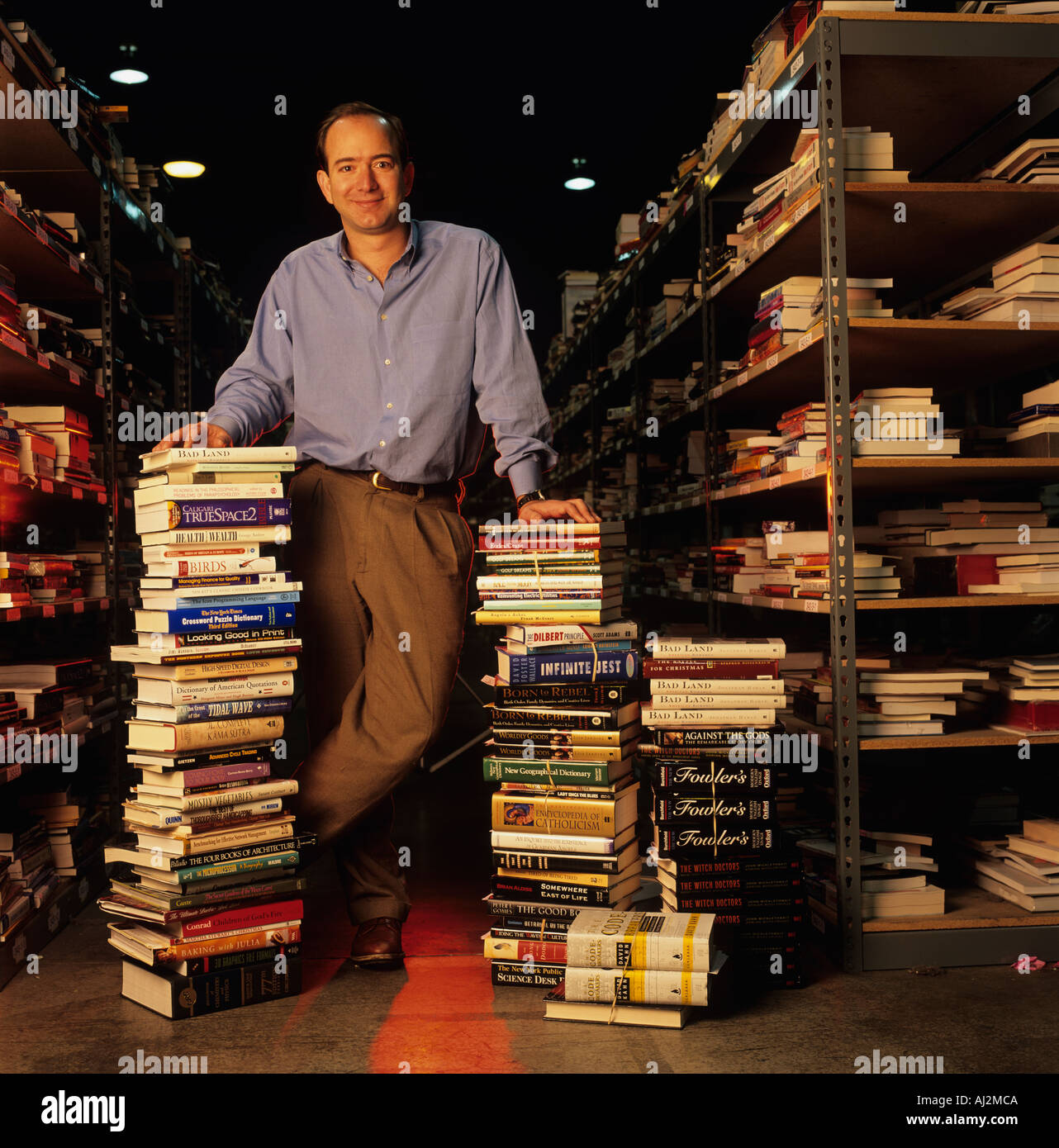 USA-Washington-Seattle-Amazon com Präsident Jeff Bezos mit Stapeln von  Büchern in großen Lagerhalle in Seattle Stockfotografie - Alamy