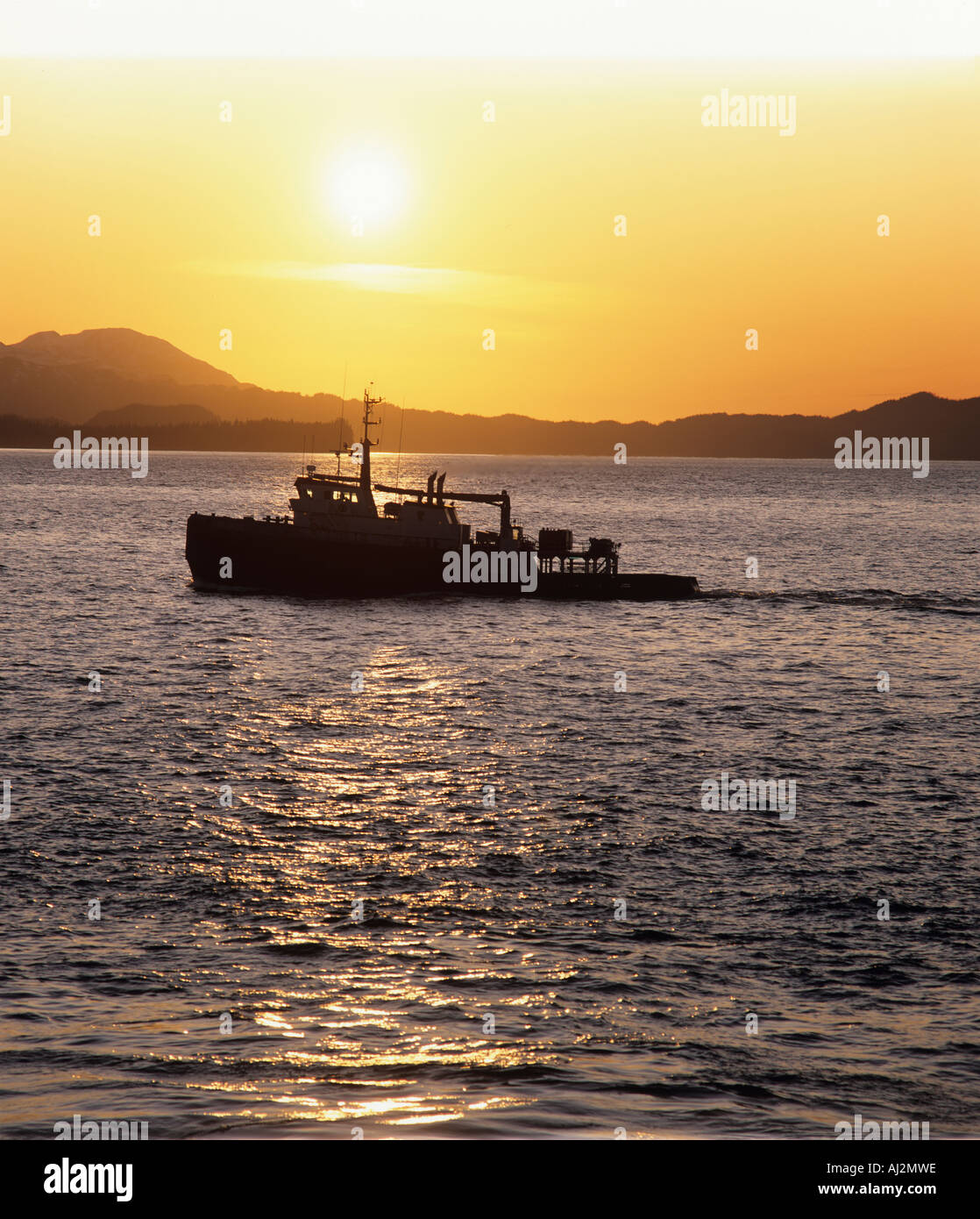 USA Alaska Schlepper M V Dr. Jack begleitet Öltanker durch Prinz-William-Sund auf Winterabend Stockfoto