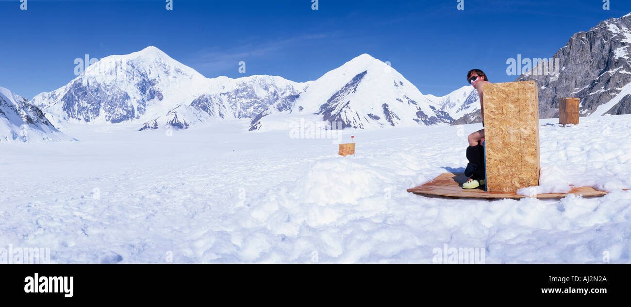 USA Alaska Denali National Park Herr Kristian Sieling sitzt in offenen Schuppen am Mount McKinley Basecamp am Kahiltna Gletscher Stockfoto