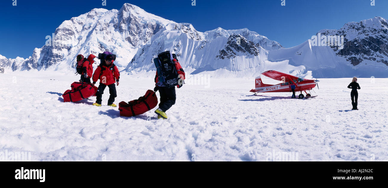 USA Alaska Denali National Park Koreanisch Klettern Team schleppt Zahnrad zum Ski-Flugzeug auf Klettern Basecamp am Mount McKinley Stockfoto