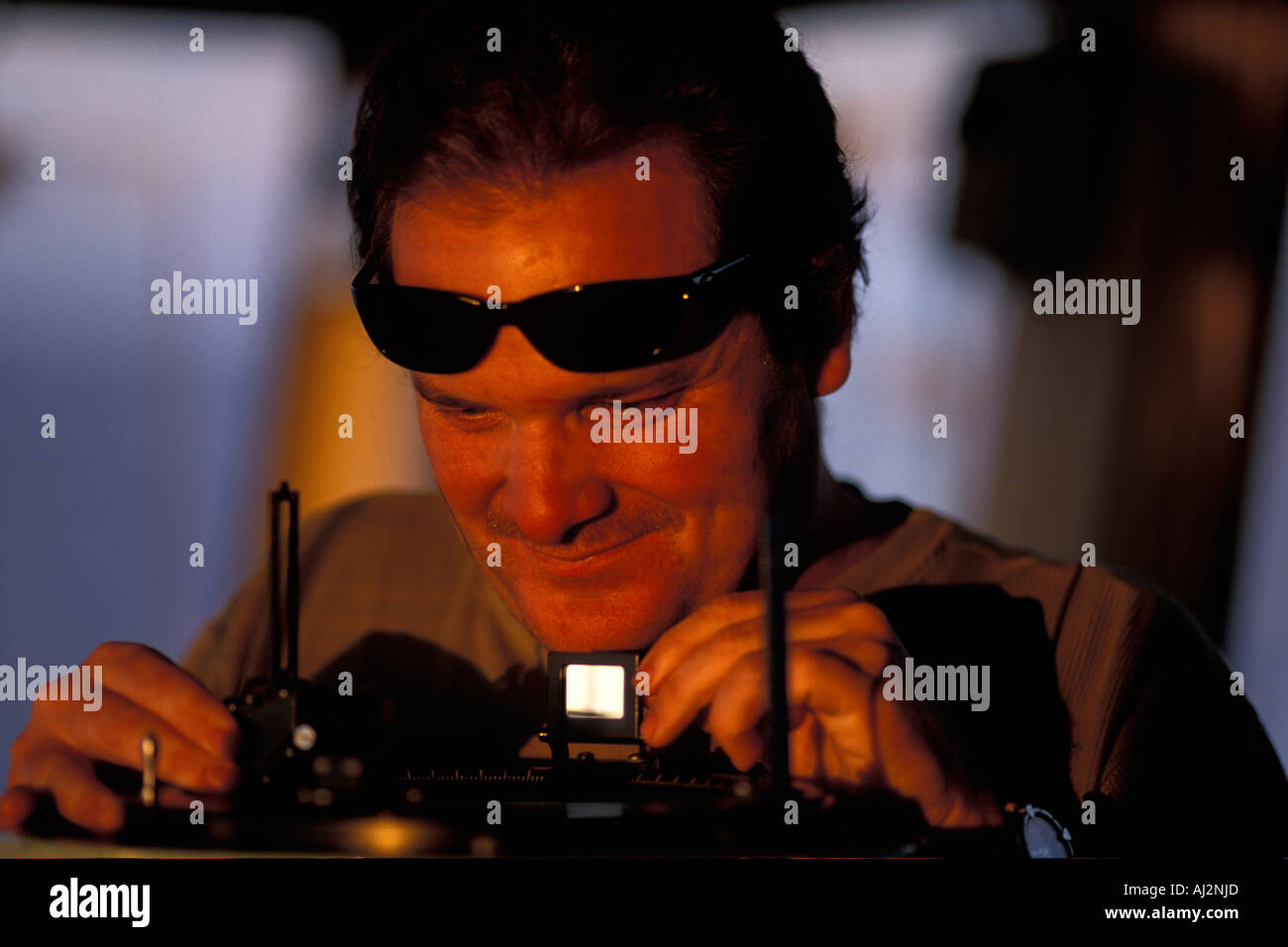 USA-Washington-Einstellung Sonne leuchten Crew auf Schiff s Brücke an Bord U of Washington Forschungsschiff R V Thomas G Thompson Stockfoto