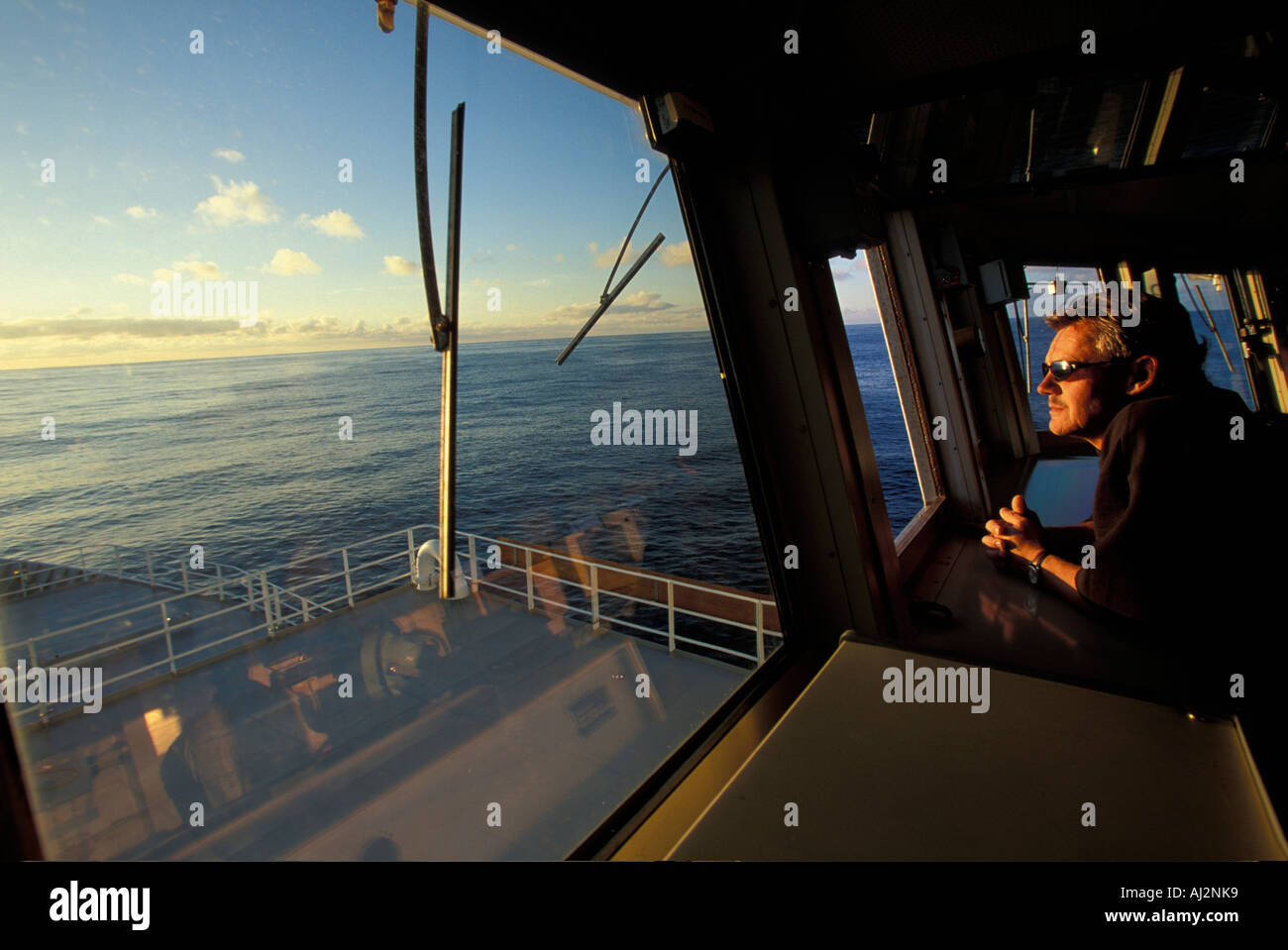 USA-Washington-Einstellung Sonne leuchten Crew auf Schiff s Brücke an Bord U of Washington Forschungsschiff R V Thomas G Thompson Stockfoto