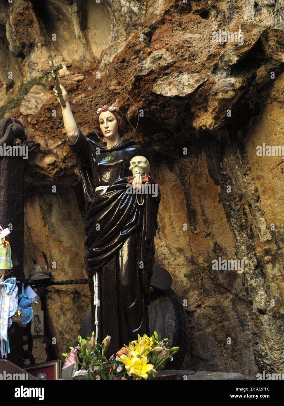 Monte Pellegrino Sizilien Italien Grotte von Santa Rosalia 1130-1166 Statue von Santa Rosalia hält Buch und Schädel Stockfoto