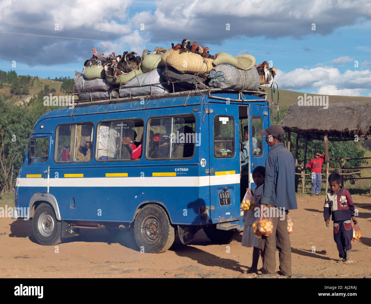 Ein Taxi-Brousse stoppt, um Fahrgäste auf dem Weg nach Antananarivo, der Hauptstadt Madagaskars. Stockfoto