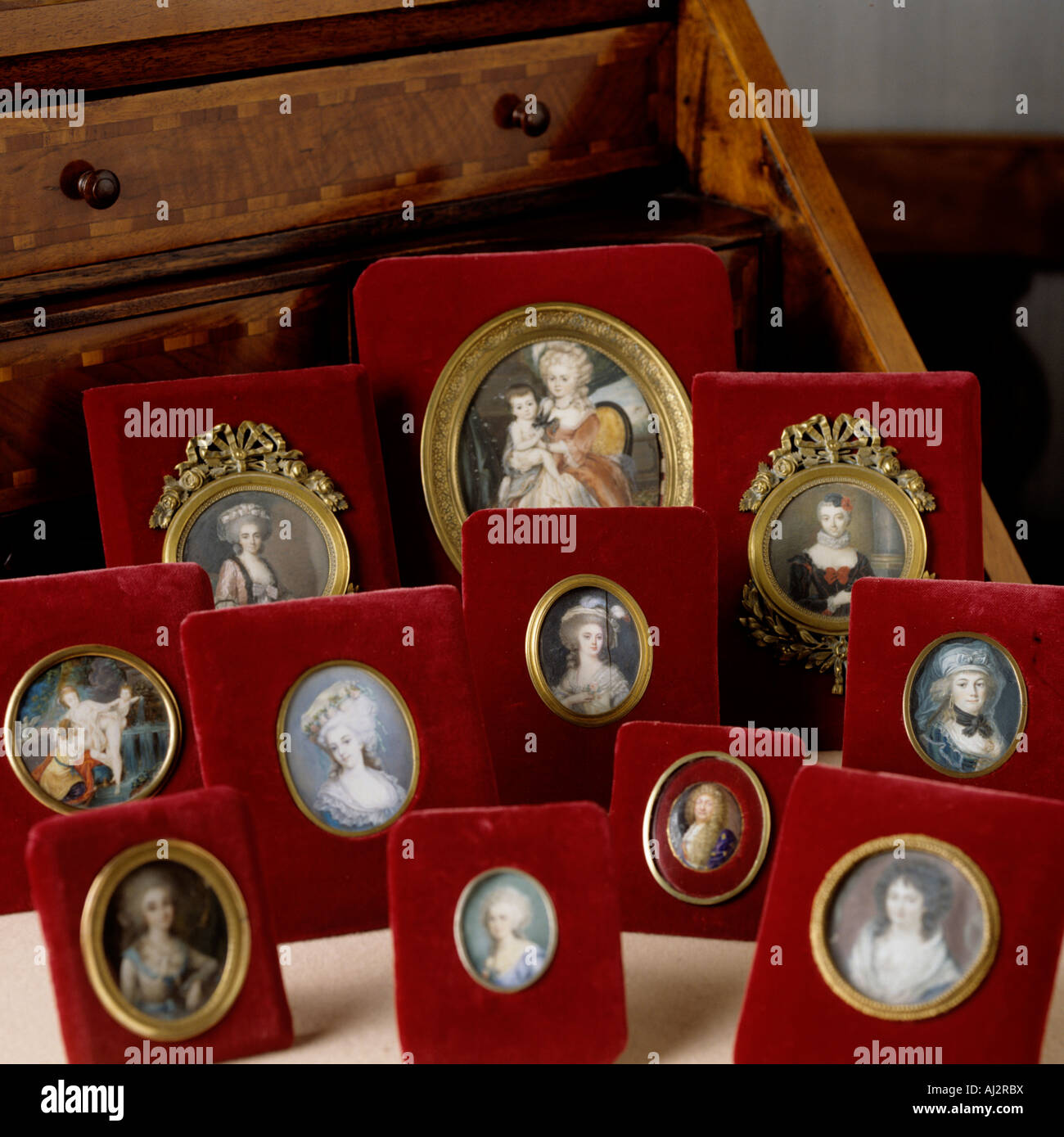 Sammlung von Portraitminiaturen gerahmt in rotem Samt Stockfoto