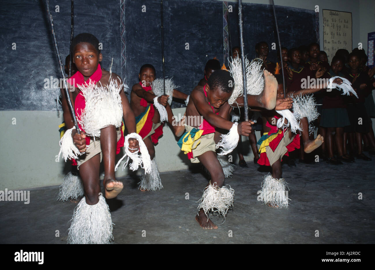 Traditioneller Swazischer Willkommenstanz, der von jungen Männern an einer Schule in Eswatini (Swasiland) aufgeführt wird. Stockfoto