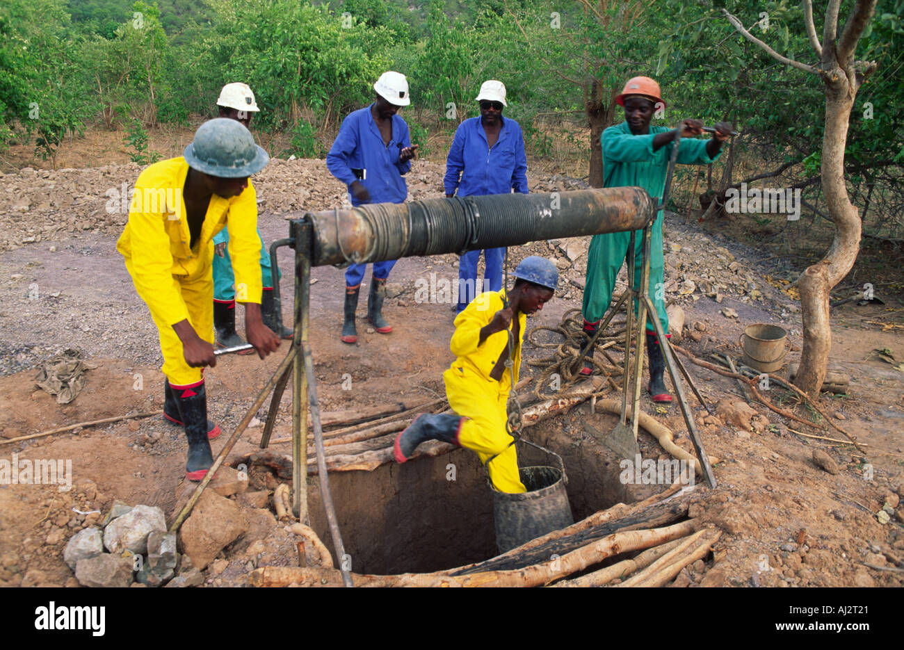 Wasser Ingenieur absteigend eine neu Gemeinschaft Brunnen gegraben. Es muss wegen der anhaltenden Dürre Bedingungen vertieft werden. In der Nähe von Zaka, Simbabwe Stockfoto