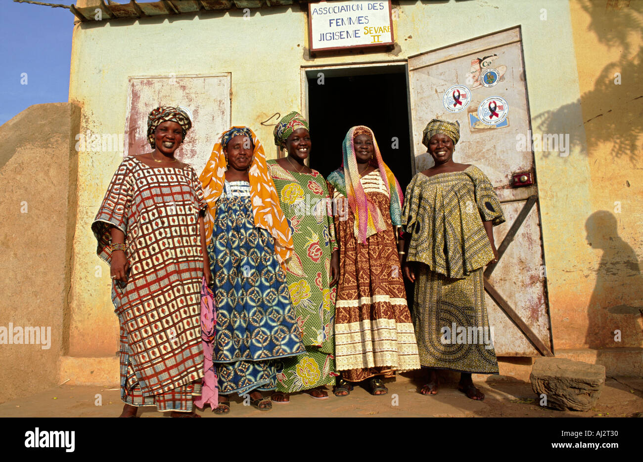 Mitglieder einer malischen Frauen Gruppe außerhalb ihres Büros. Sie arbeiten für die Förderung von Frauen und zur Erzeugung von Einkommen. Sevare nahe Mopti, Mali Stockfoto
