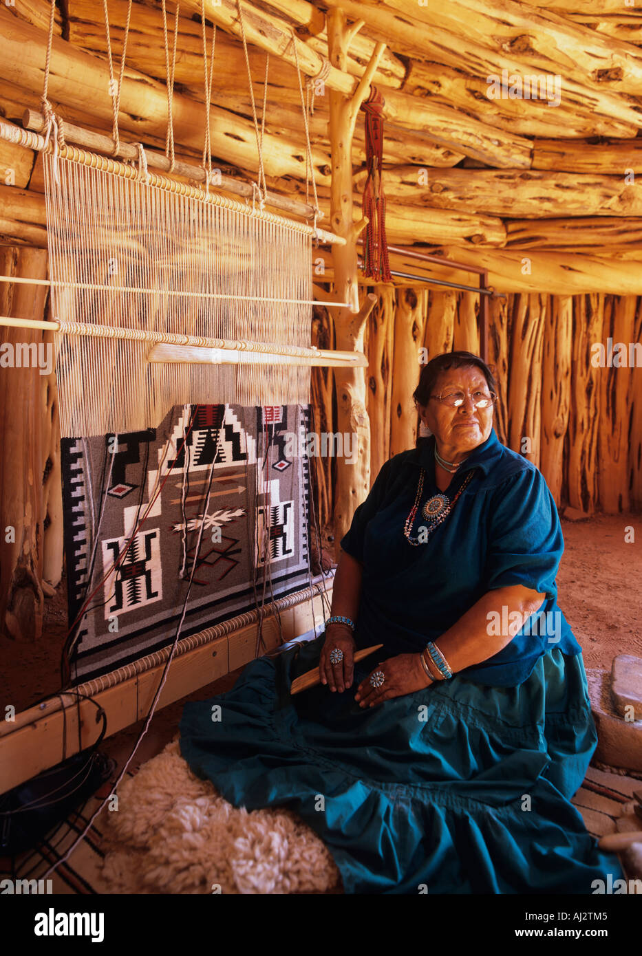 USA Arizona Monument Valley Navajo Tribal Park Navajo Indian Lucy Fatt weben handgefertigtes Teppich in traditionellen Adobe hogan Stockfoto