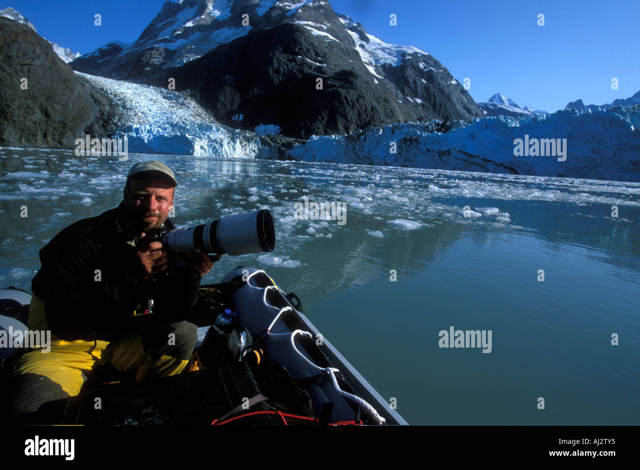 USA Alaska Glacier Bay National Park Herr Photographer Paul Souders Zodiac Schlauchboot am Johns Hopkins Gletscher Stockfoto