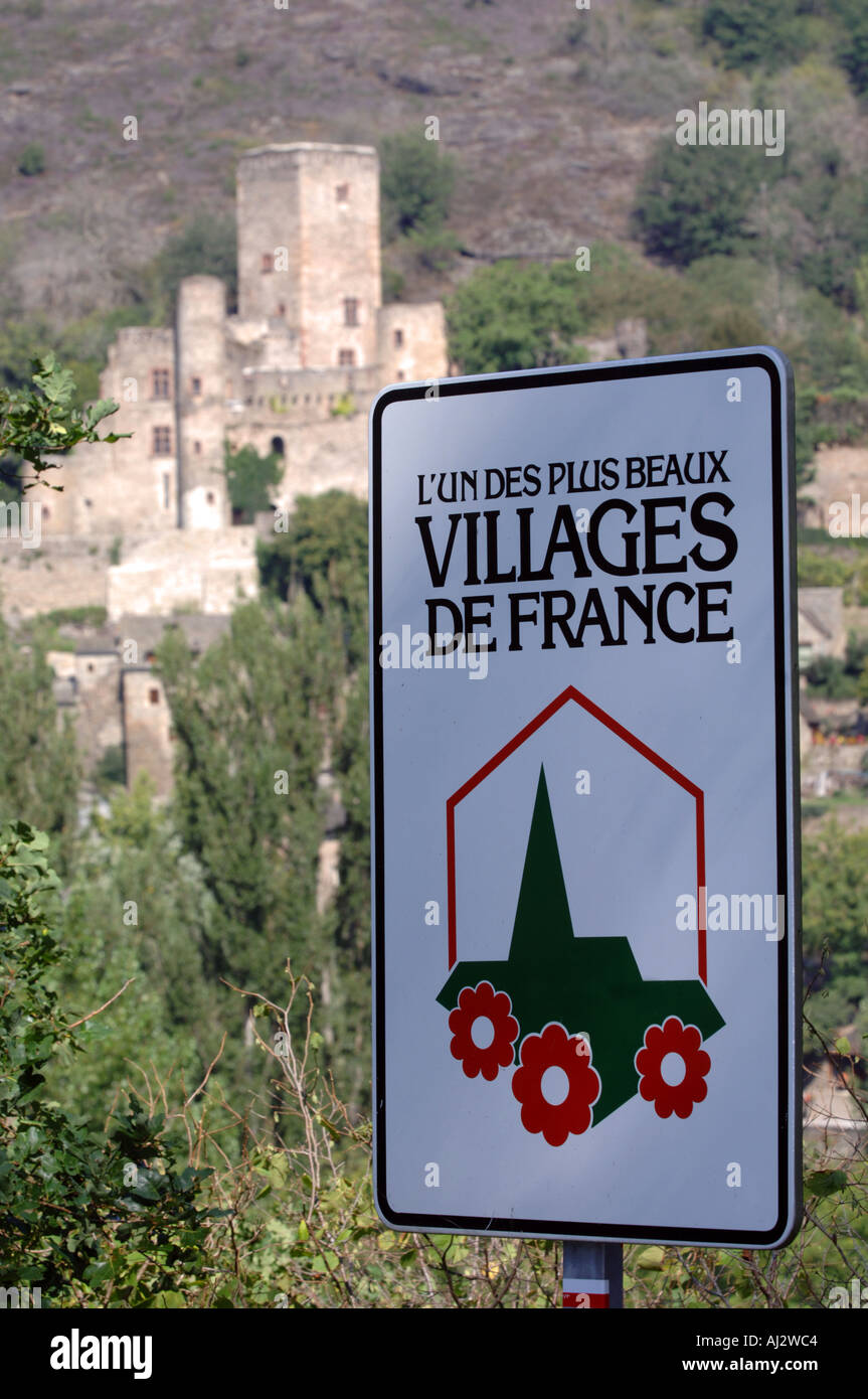 Belcastel Dorf mit Zeichen für eines der schönsten Dörfer in Frankreich in Frankreich Aveyron Stockfoto