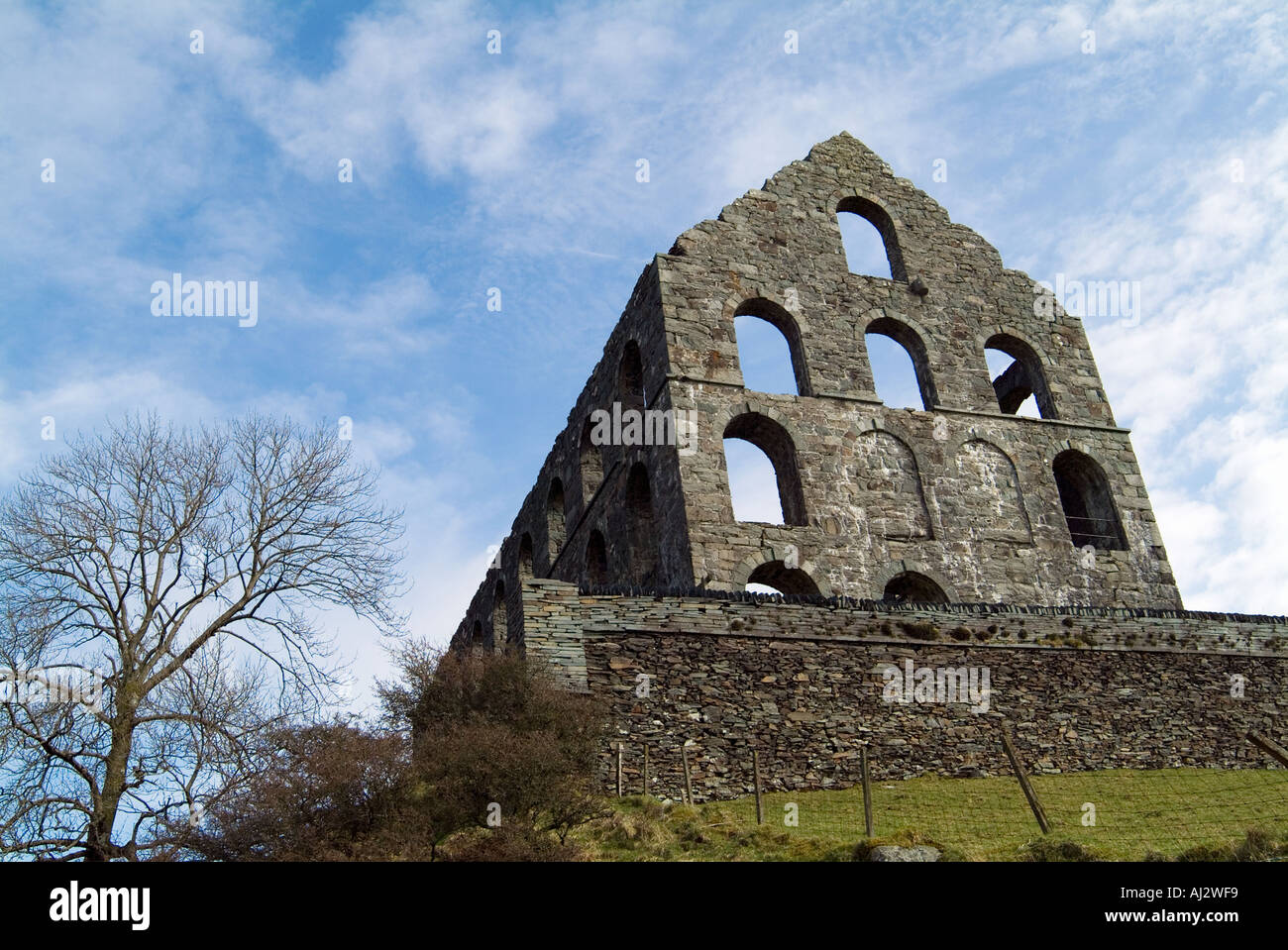 Verfallene industrielle Gebäude von Ynys y Pandy in Snowdonia, North Wales, das errichtet wurde, um den Stein aus dem Schiefer verarbeiten Stockfoto