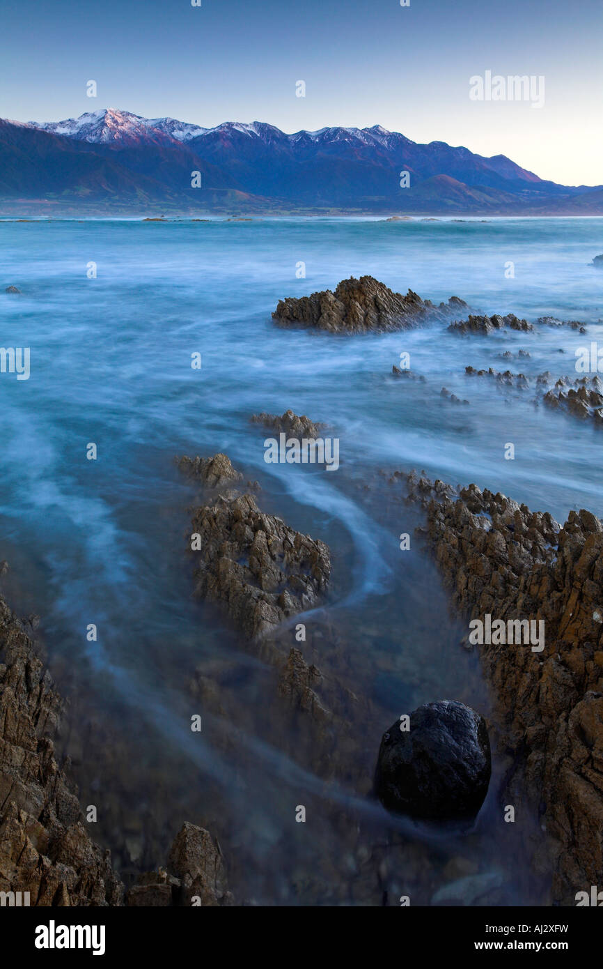 Schroffen Felsformationen an der Küste von Kaikoura, Südinsel, Neuseeland Stockfoto