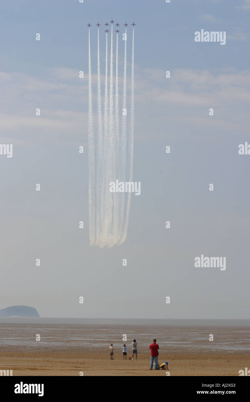 Weston Super Mare die Red Arrows aerobatic Anzeige Mannschaft führen eine Schleife über den Strand-Sommer 2006 Stockfoto