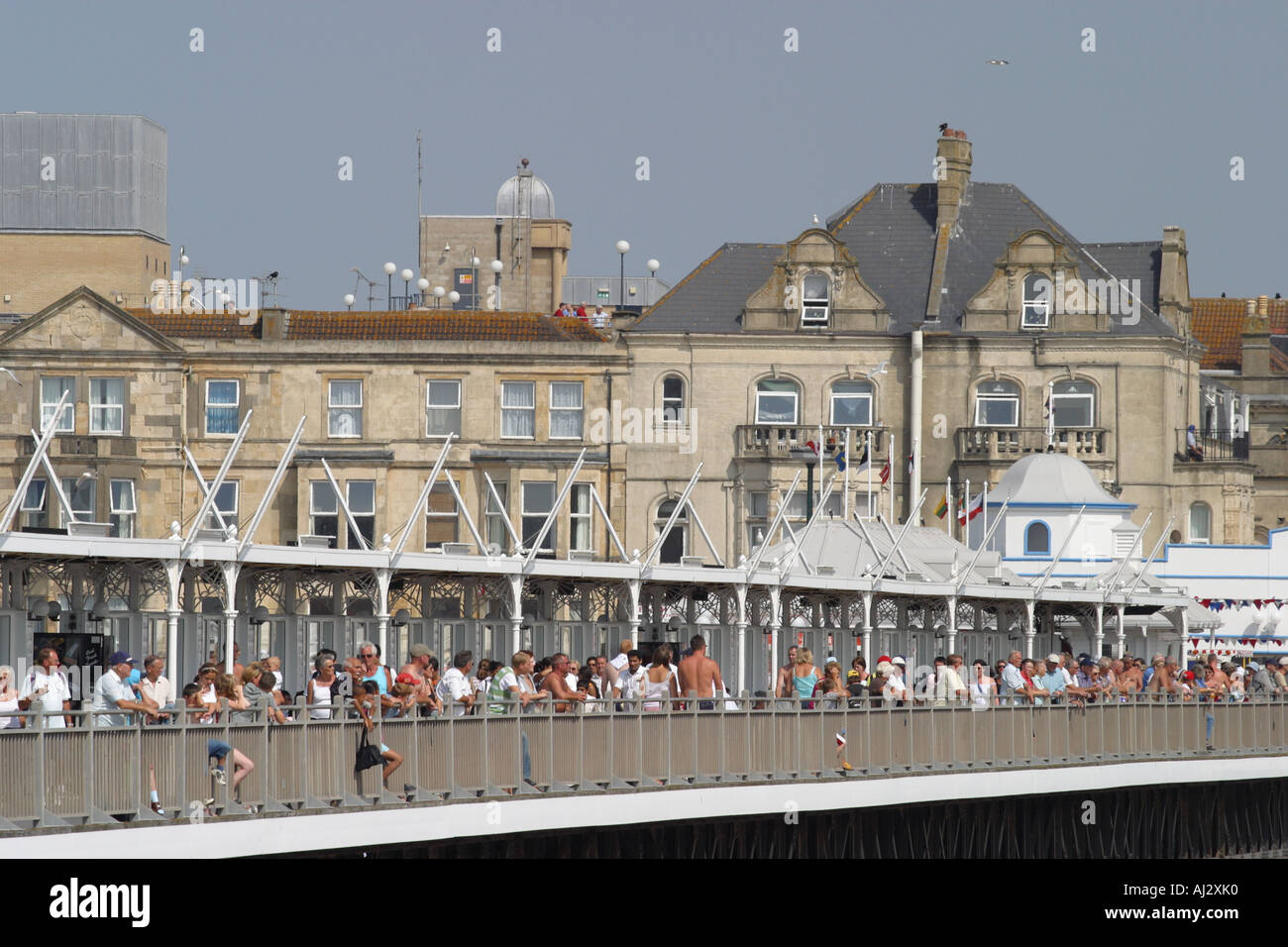 Weston Super Mare Menschenmassen auf dem Pier auf der Meer-Strand-Szene aufgenommen Sommer 2006 Stockfoto