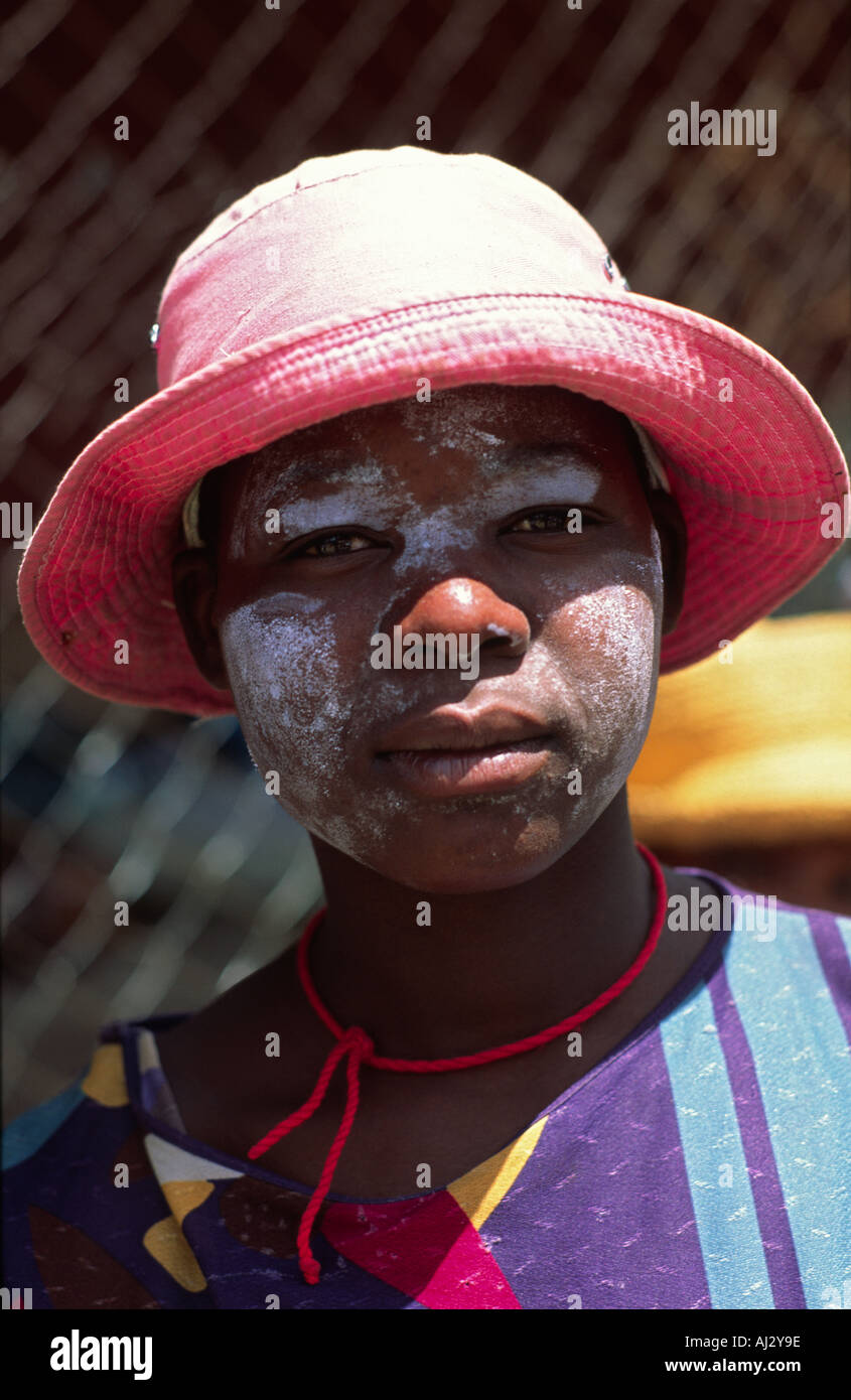 Portrait eines jungen Mädchens, das ein Gesichtspaket trägt. Lesotho Stockfoto