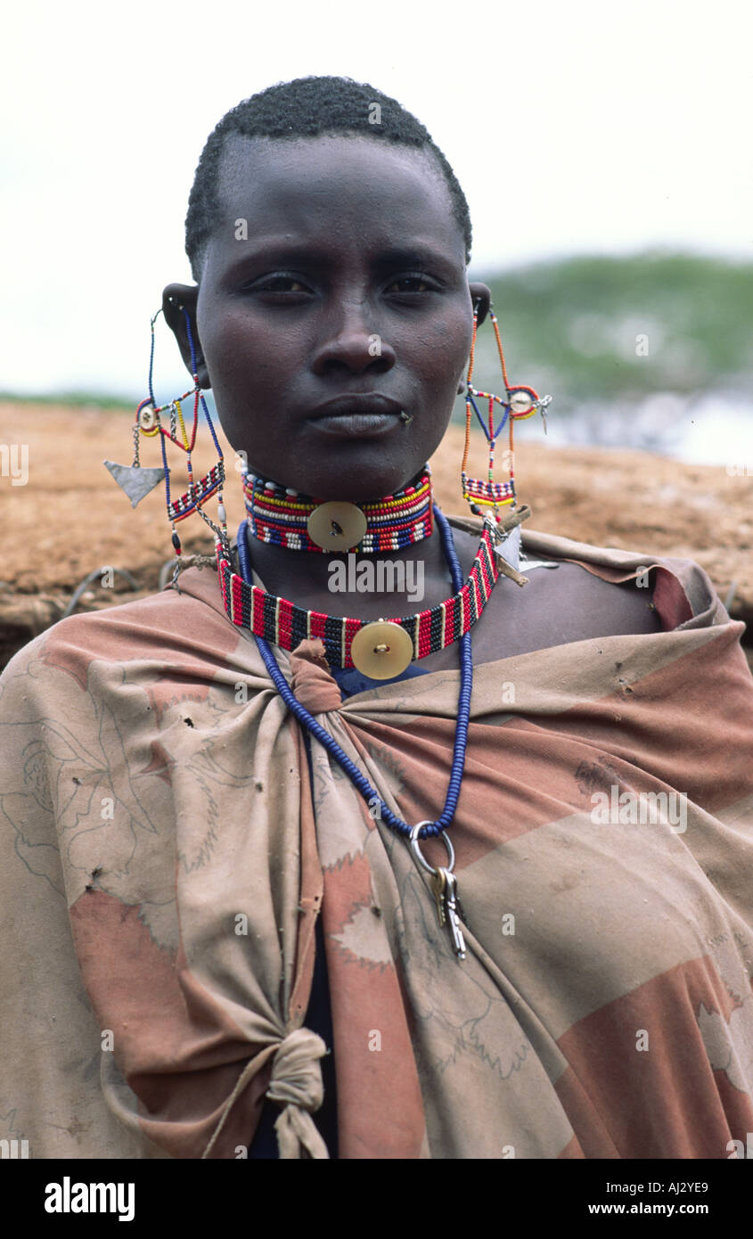 Porträt einer jungen Maasai-Frau, die als Dienerin in Kadjiado, Kenia, angestellt ist Stockfoto