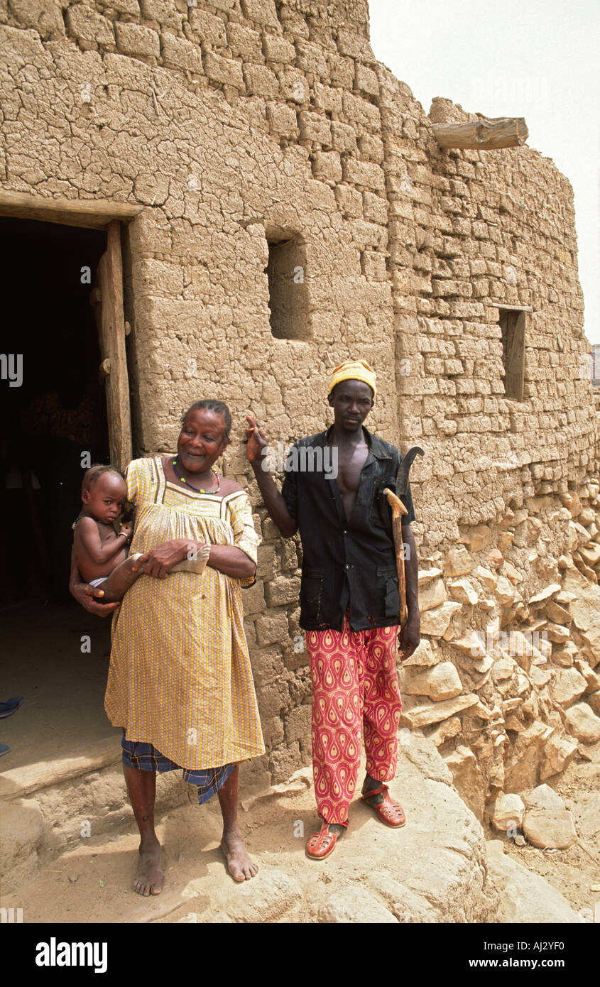 Dogon Familienmitglieder außerhalb ihrer traditionellen adobe Haus in Kani Kombole, Mali Stockfoto