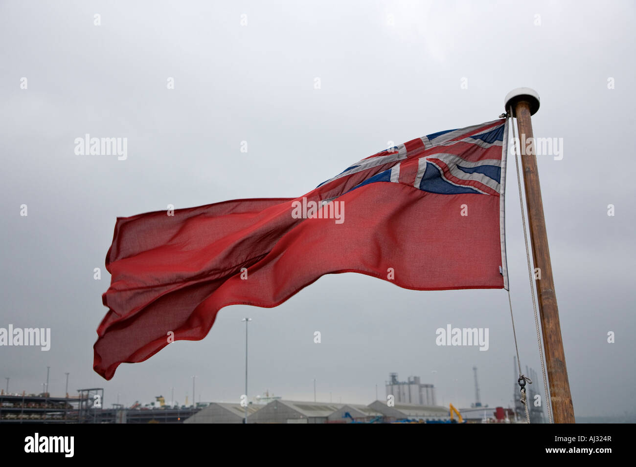 Alten verblichenen Red Ensign im wind Stockfoto