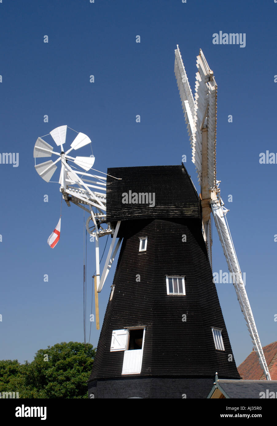 Sarre Windmühle dieser schwarz geteerten Wetter bestiegen Kittel Mühle im Saarland hat eine weiße Pfauentaube und fegt Stockfoto