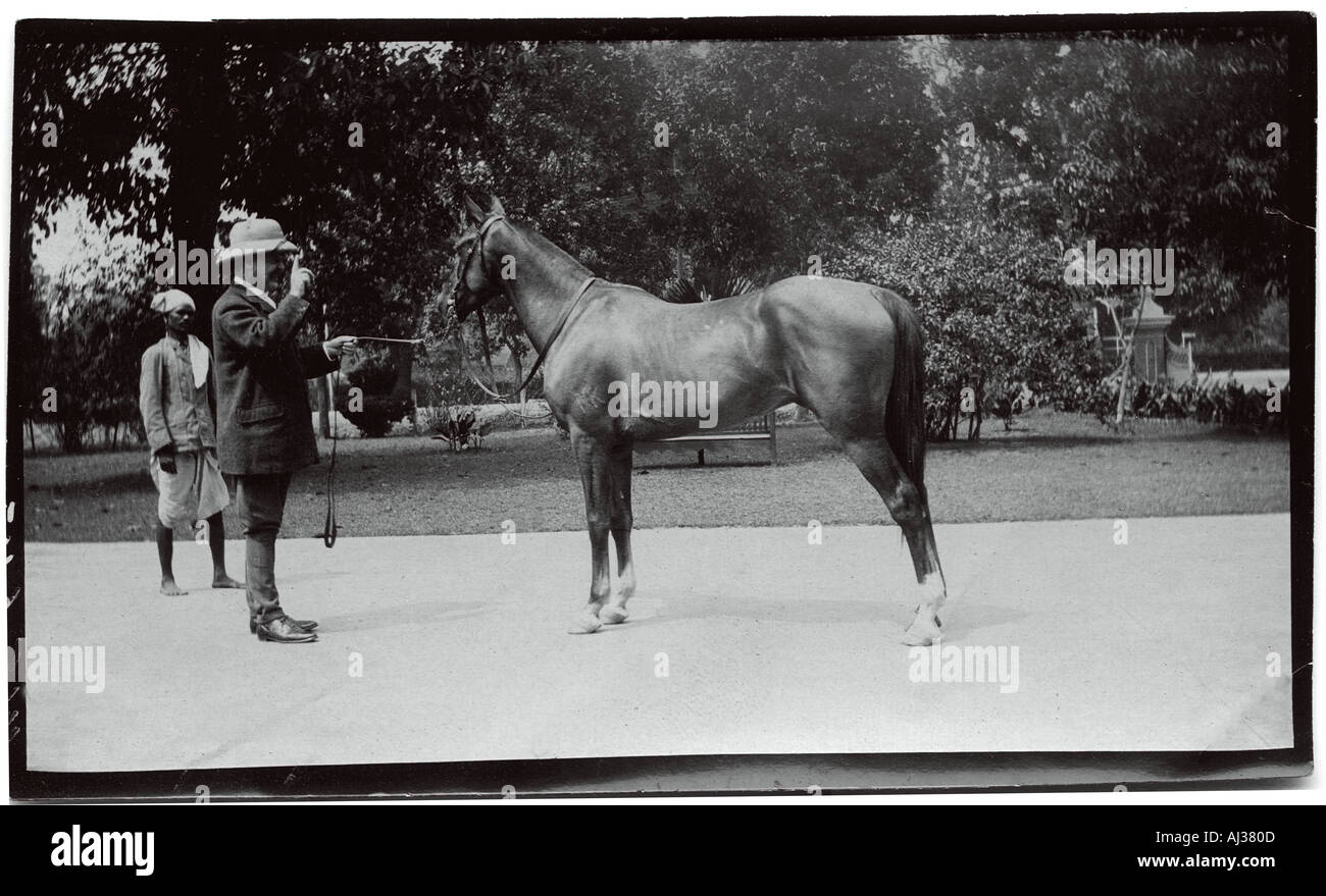 Britischer Kolonialbeamter mit Pferd in Indien um 1920 Stockfoto