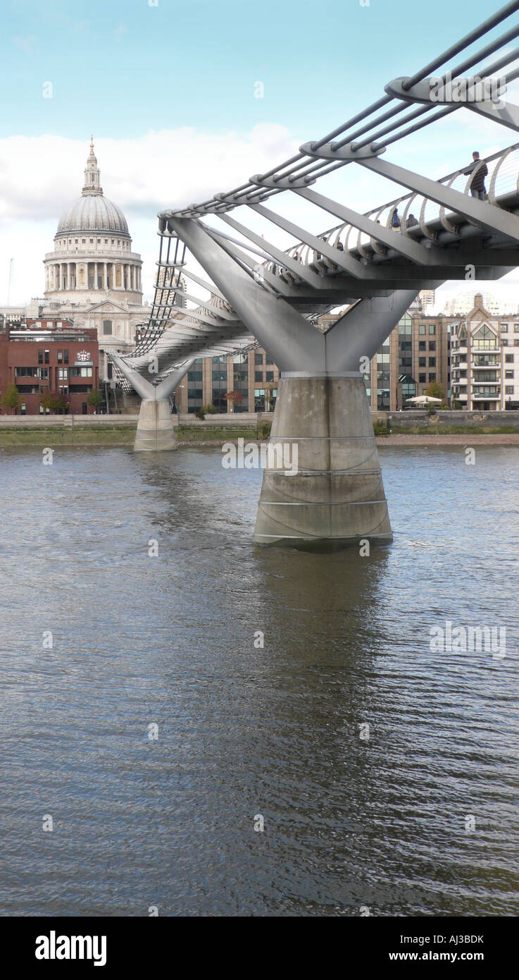 Millennium Bridge in Richtung St. Paul s Cathedral, City of London Stockfoto