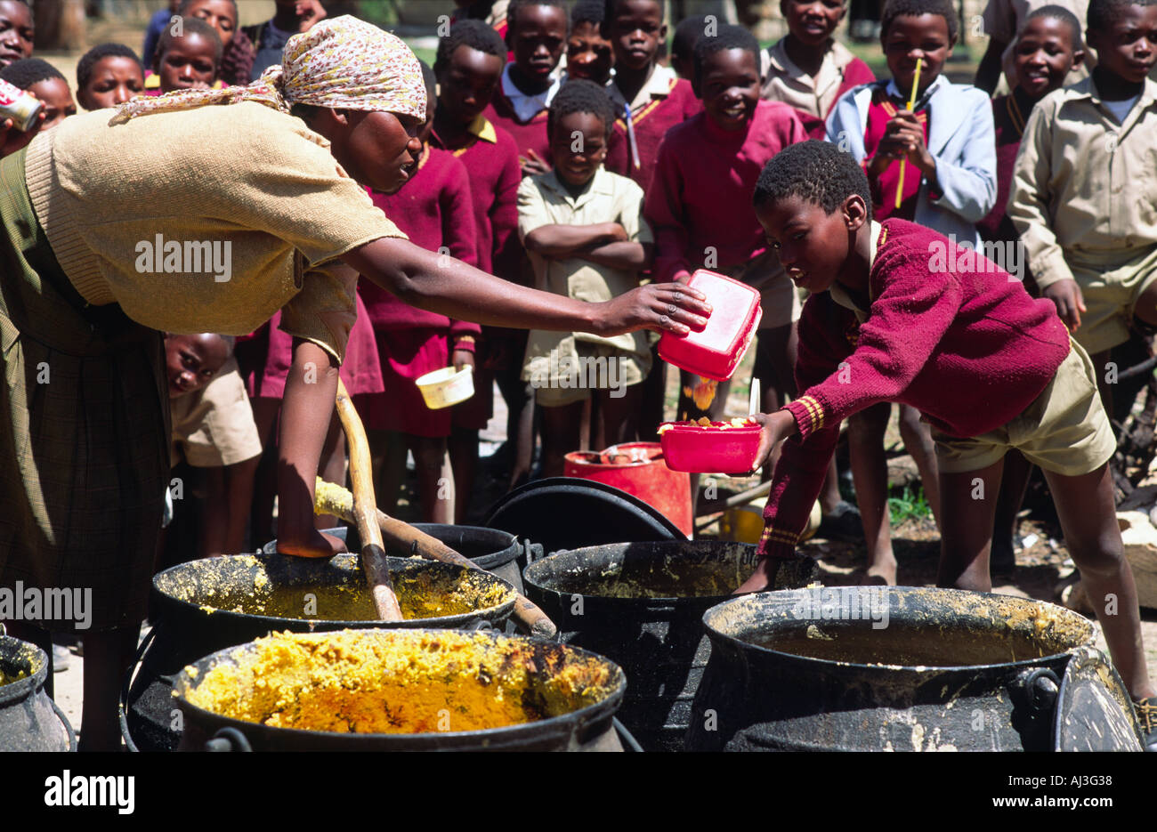 Schule Mittagessen außerhalb an Schüler in einer Zeit der Dürre und Nahrungsmittelknappheit serviert wird. Lesotho Stockfoto